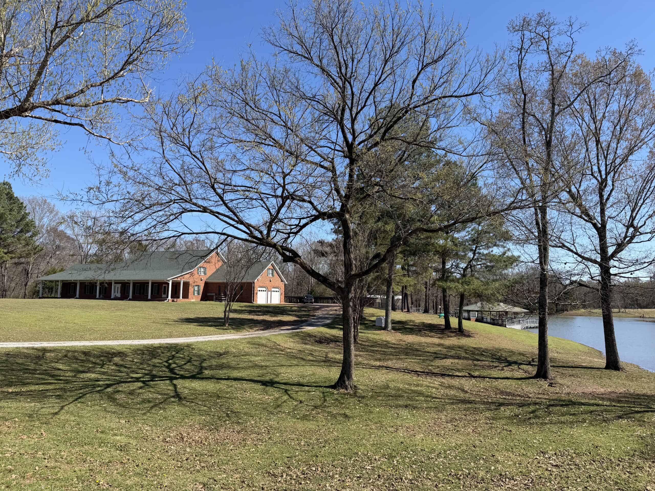 300 ACRE+/- PRIVATE ESTATE FOR SALE IN TN, 2 HOMES, LAKE