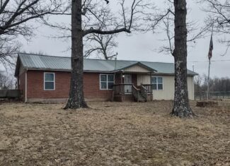 Hunting Paradise with Country Home For SALE in Wright County Mo.