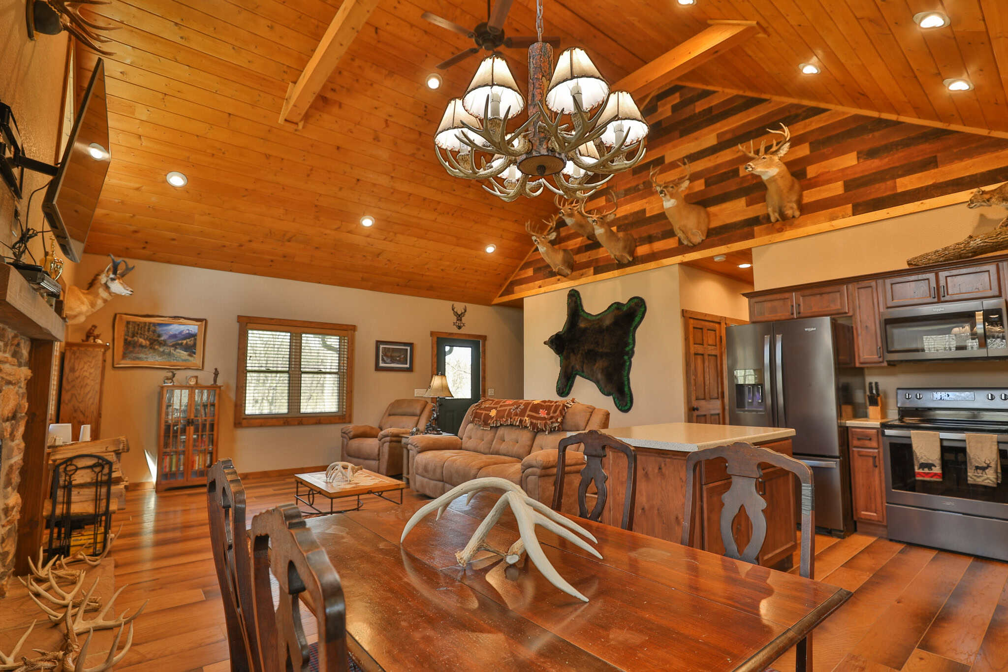 Bleck’s Booner Ridge Farm – 89+/- Acre World-Class Whitetail Sanctuary with Luxury Cabin in Boscobel