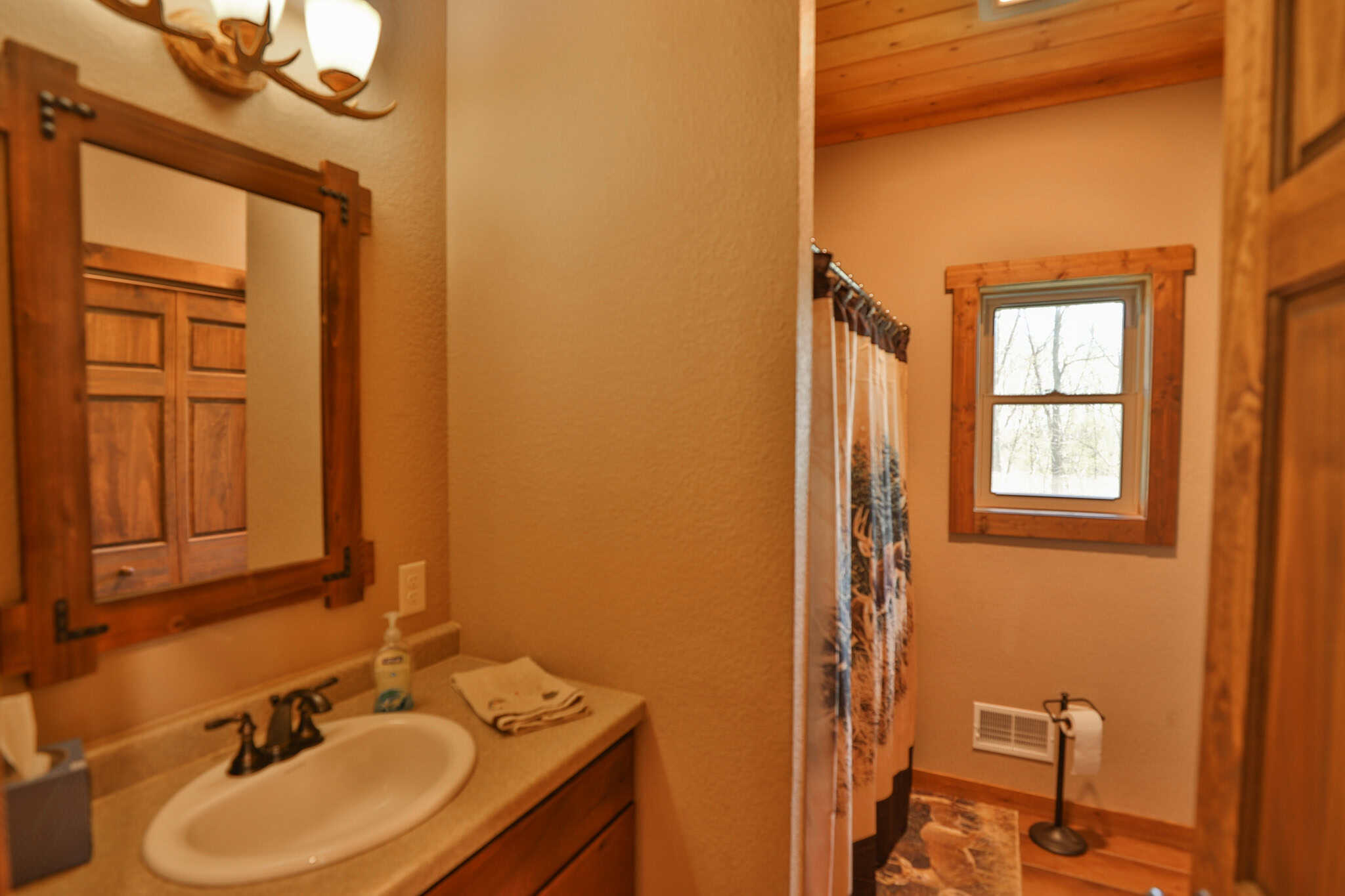 Bleck’s Booner Ridge Farm – 89+/- Acre World-Class Whitetail Sanctuary with Luxury Cabin in Boscobel