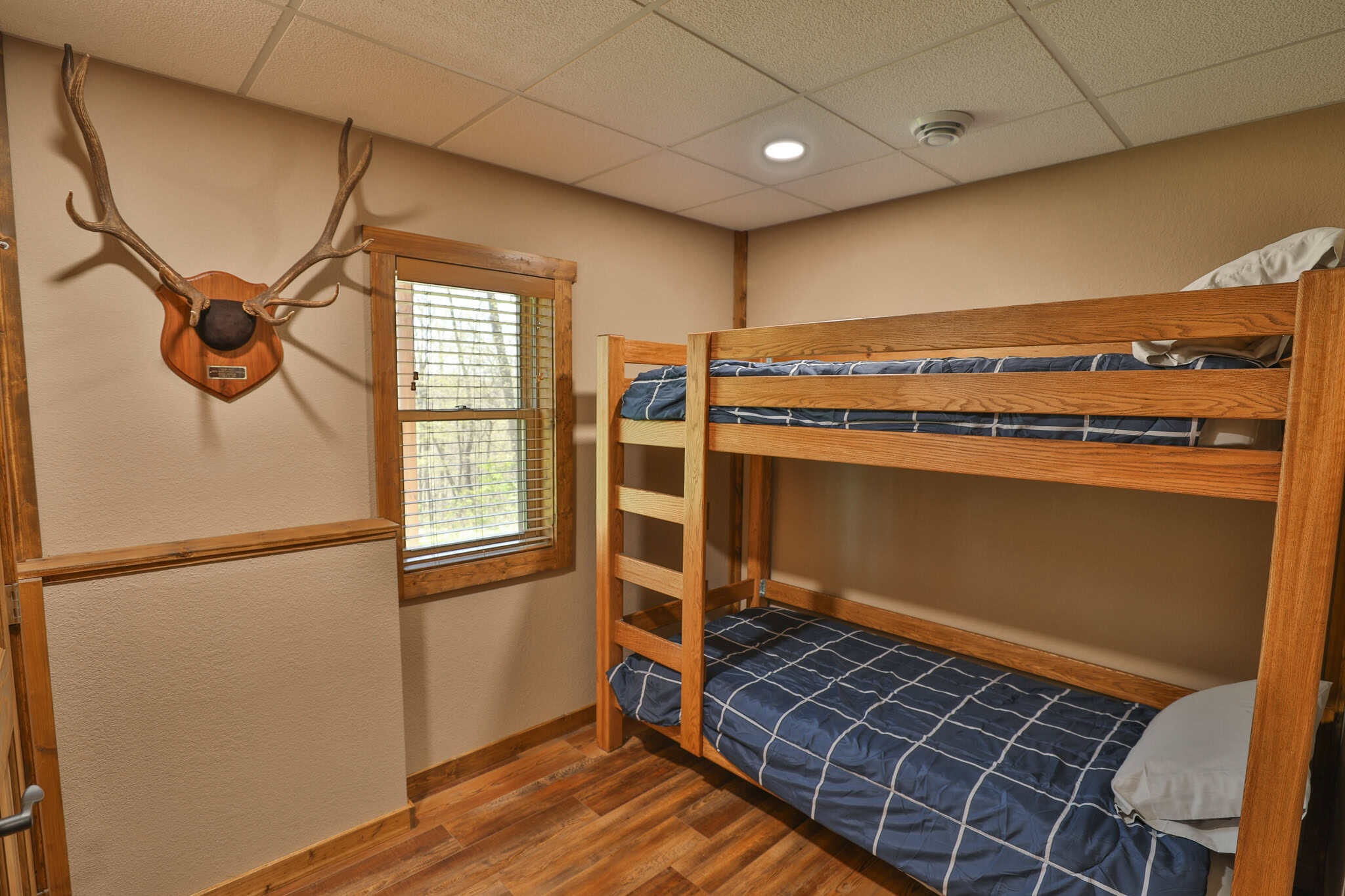 Bleck’s Booner Ridge Farm – 89+/- Acre World-Class Whitetail Sanctuary with Luxury Cabin in Boscobel