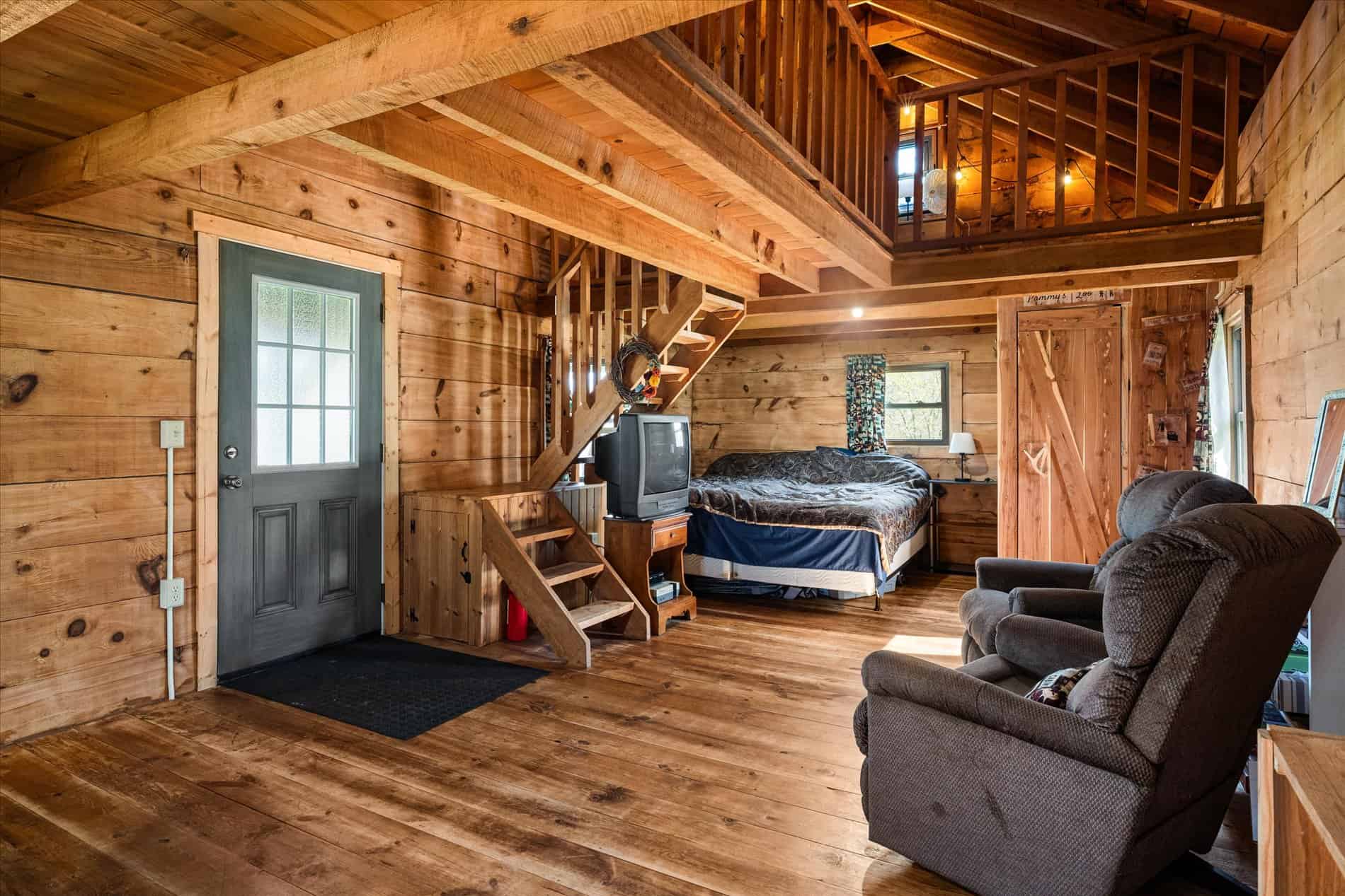 Log Cabin in SW Wisconsin Driftless Region on 10 Acres