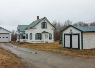 3 Bedroom Farmhouse on 16.2 Acres – Kingman, Maine