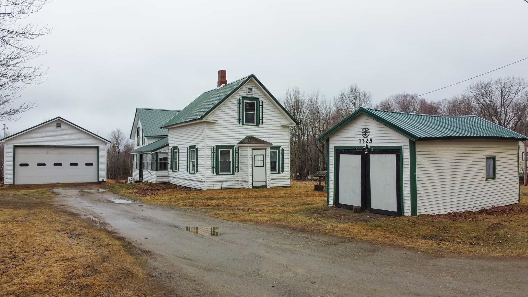 3 Bedroom Farmhouse on 16.2 Acres – Kingman, Maine