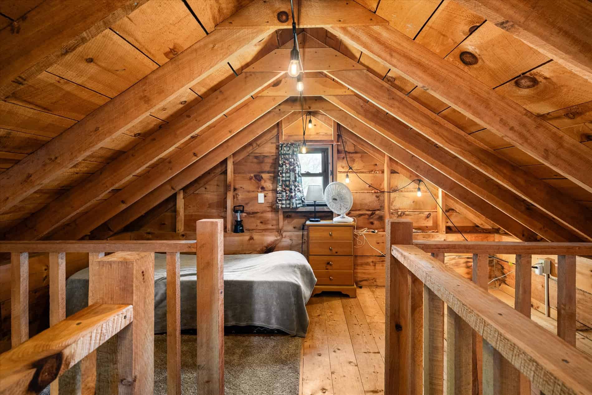 Log Cabin in SW Wisconsin Driftless Region on 10 Acres