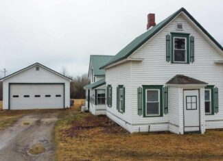3 Bedroom Farmhouse on 16.2 Acres – Kingman, Maine