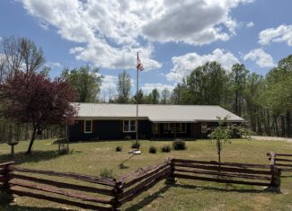 COUNTRY ESTATE FOR SALE IN TN, 61.5 AC, DEER & TURKEY HUNTING, CREEK, FIELDS, BARN