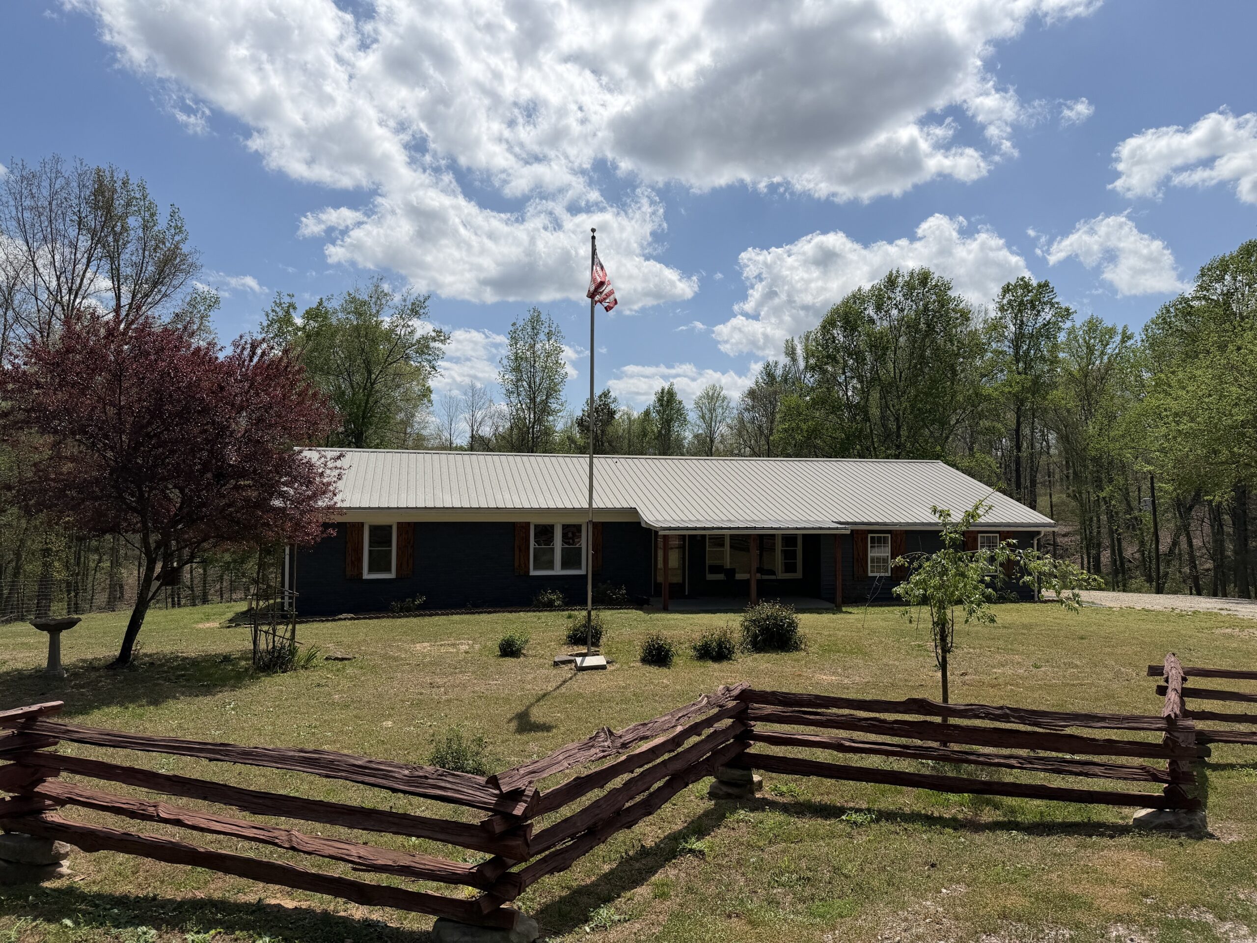COUNTRY ESTATE FOR SALE IN TN, 61.5 AC, DEER & TURKEY HUNTING, CREEK, FIELDS, BARN
