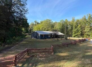 COUNTRY ESTATE FOR SALE IN TN, 61.5 AC, DEER & TURKEY HUNTING, CREEK, FIELDS, BARN
