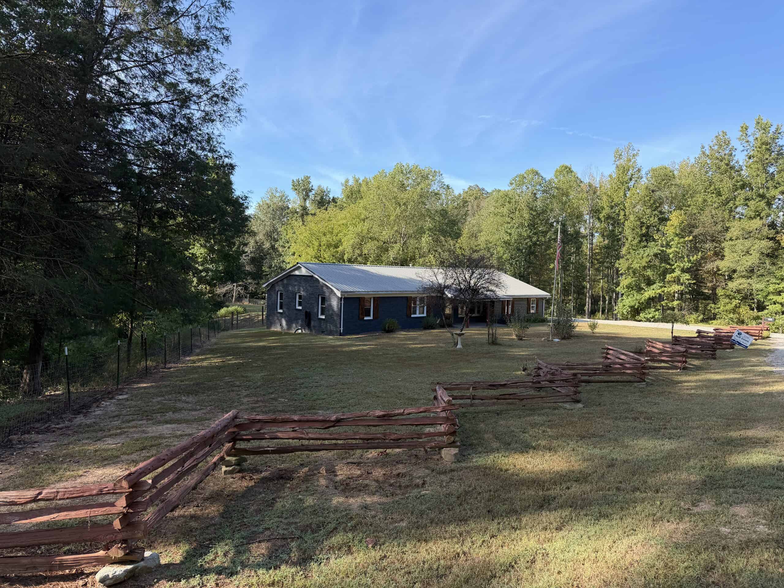 COUNTRY ESTATE FOR SALE IN TN, 61.5 AC, DEER & TURKEY HUNTING, CREEK, FIELDS, BARN