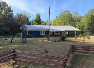 COUNTRY ESTATE FOR SALE IN TN, 61.5 AC, DEER & TURKEY HUNTING, CREEK, FIELDS, BARN