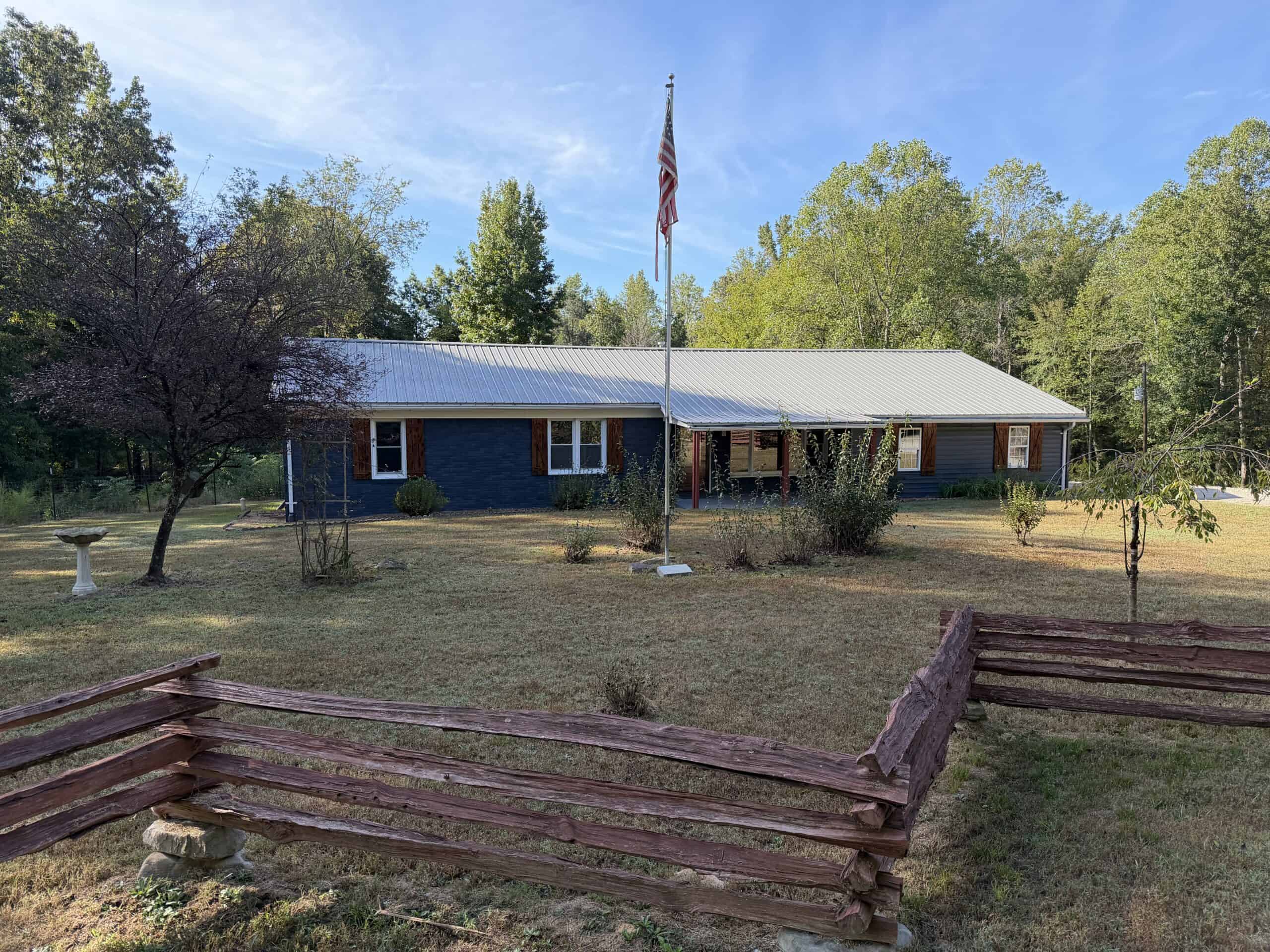 COUNTRY ESTATE FOR SALE IN TN, 61.5 AC, DEER & TURKEY HUNTING, CREEK, FIELDS, BARN