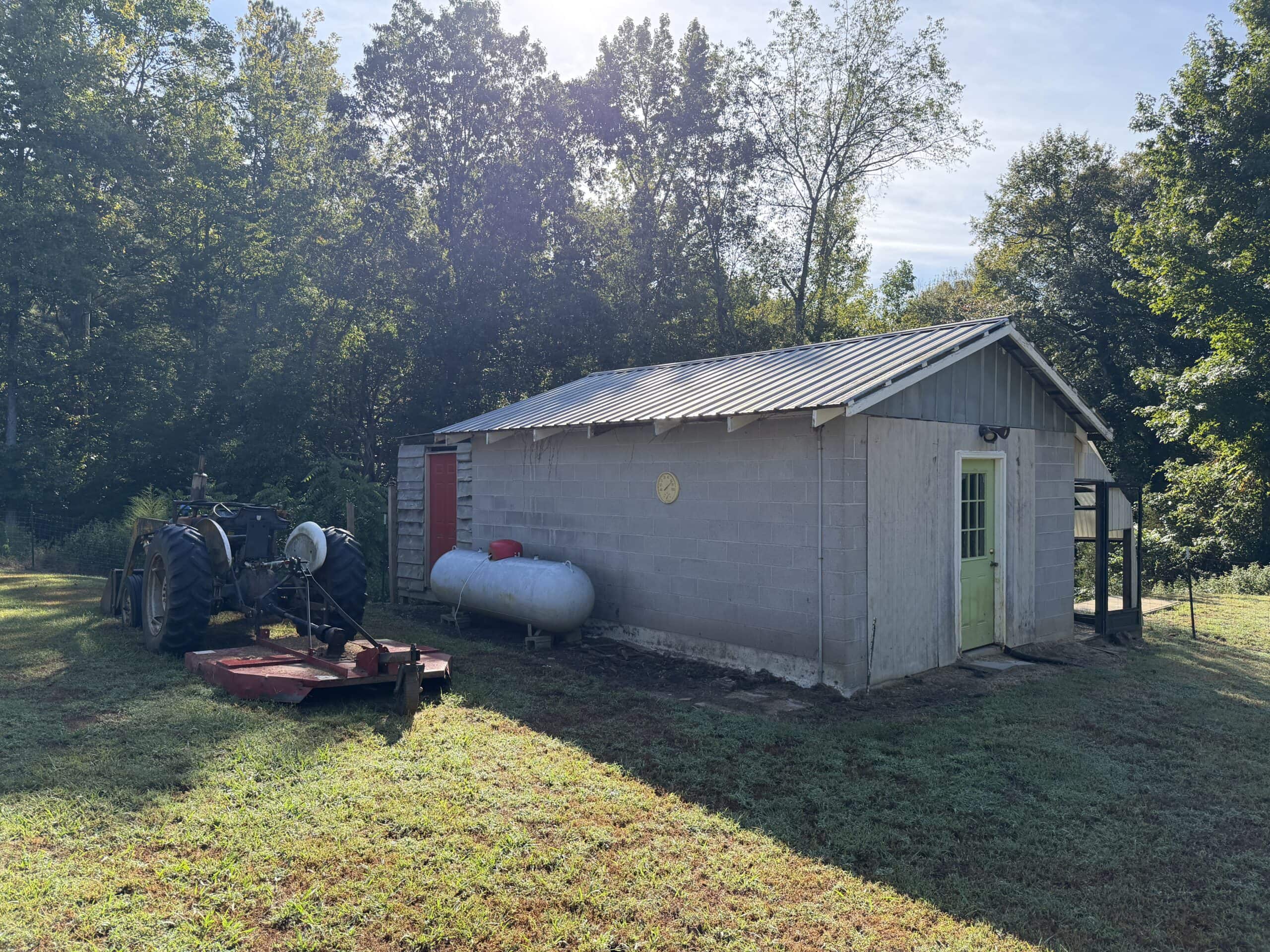 COUNTRY ESTATE FOR SALE IN TN, 61.5 AC, DEER & TURKEY HUNTING, CREEK, FIELDS, BARN