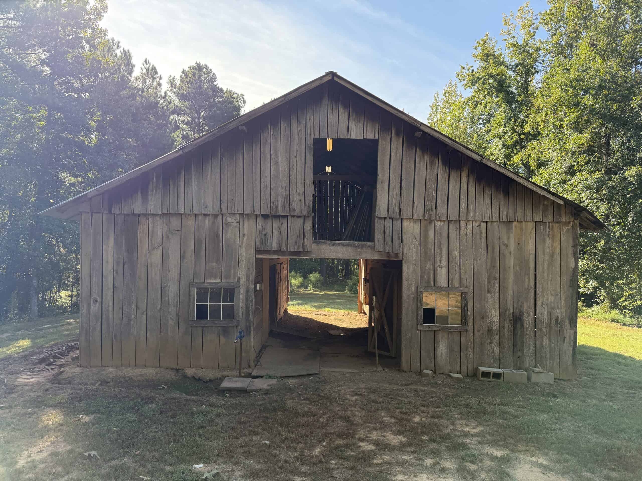 COUNTRY ESTATE FOR SALE IN TN, 61.5 AC, DEER & TURKEY HUNTING, CREEK, FIELDS, BARN