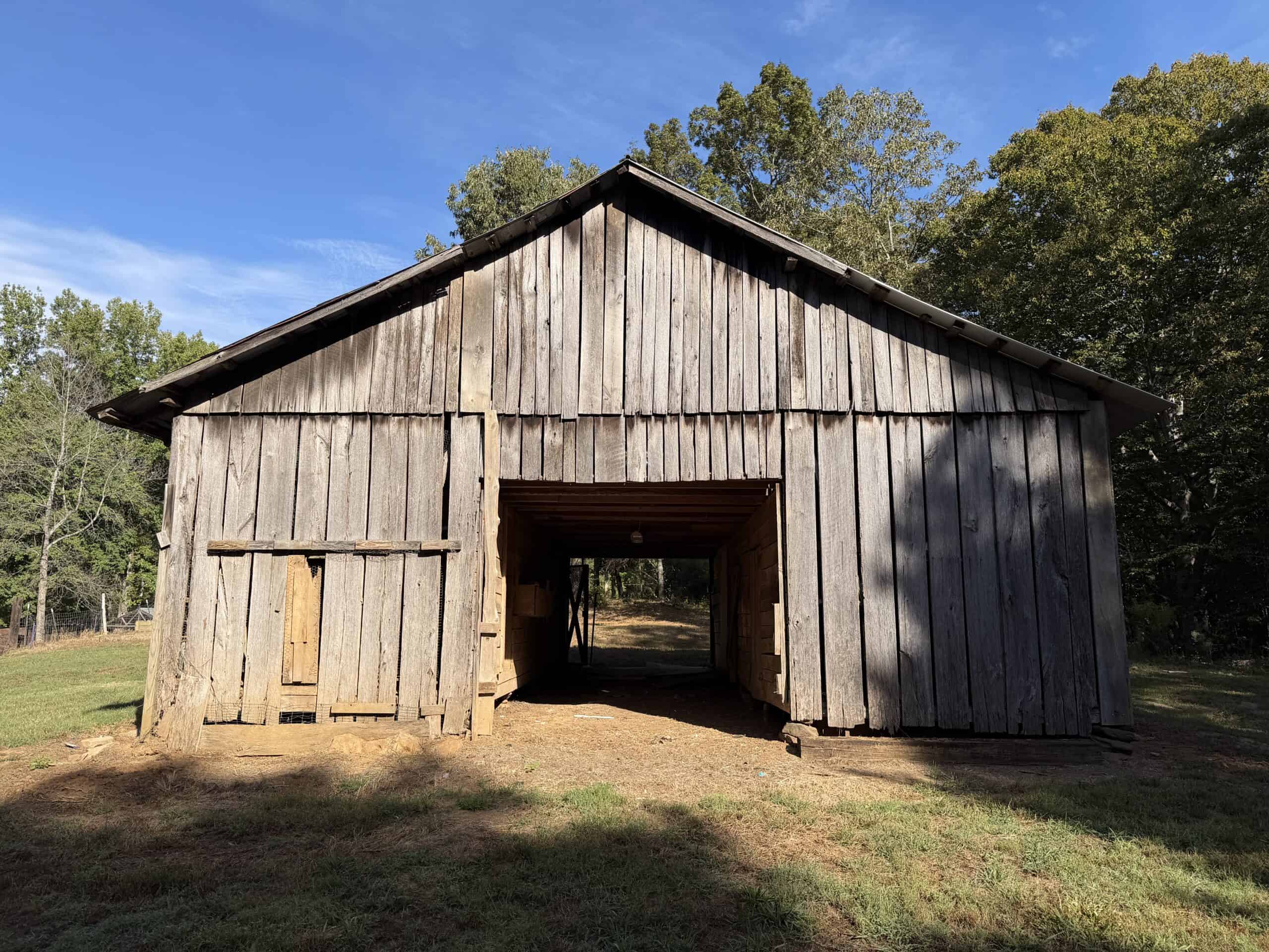 COUNTRY ESTATE FOR SALE IN TN, 61.5 AC, DEER & TURKEY HUNTING, CREEK, FIELDS, BARN