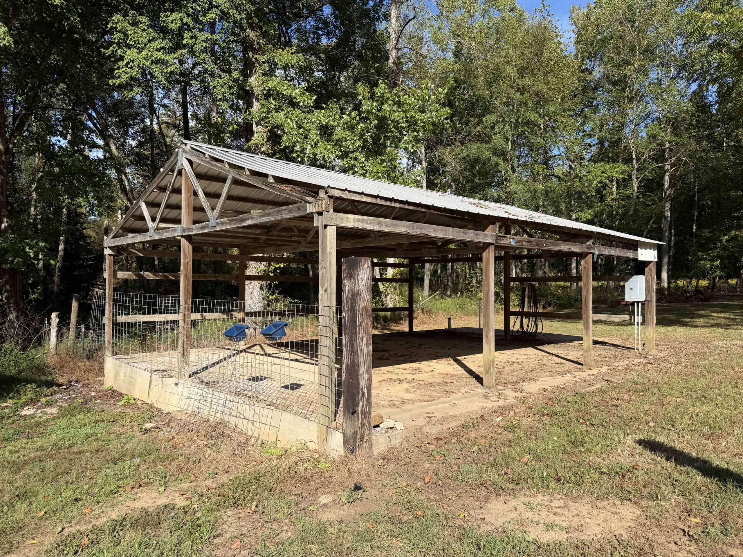 COUNTRY ESTATE FOR SALE IN TN, 61.5 AC, DEER & TURKEY HUNTING, CREEK, FIELDS, BARN