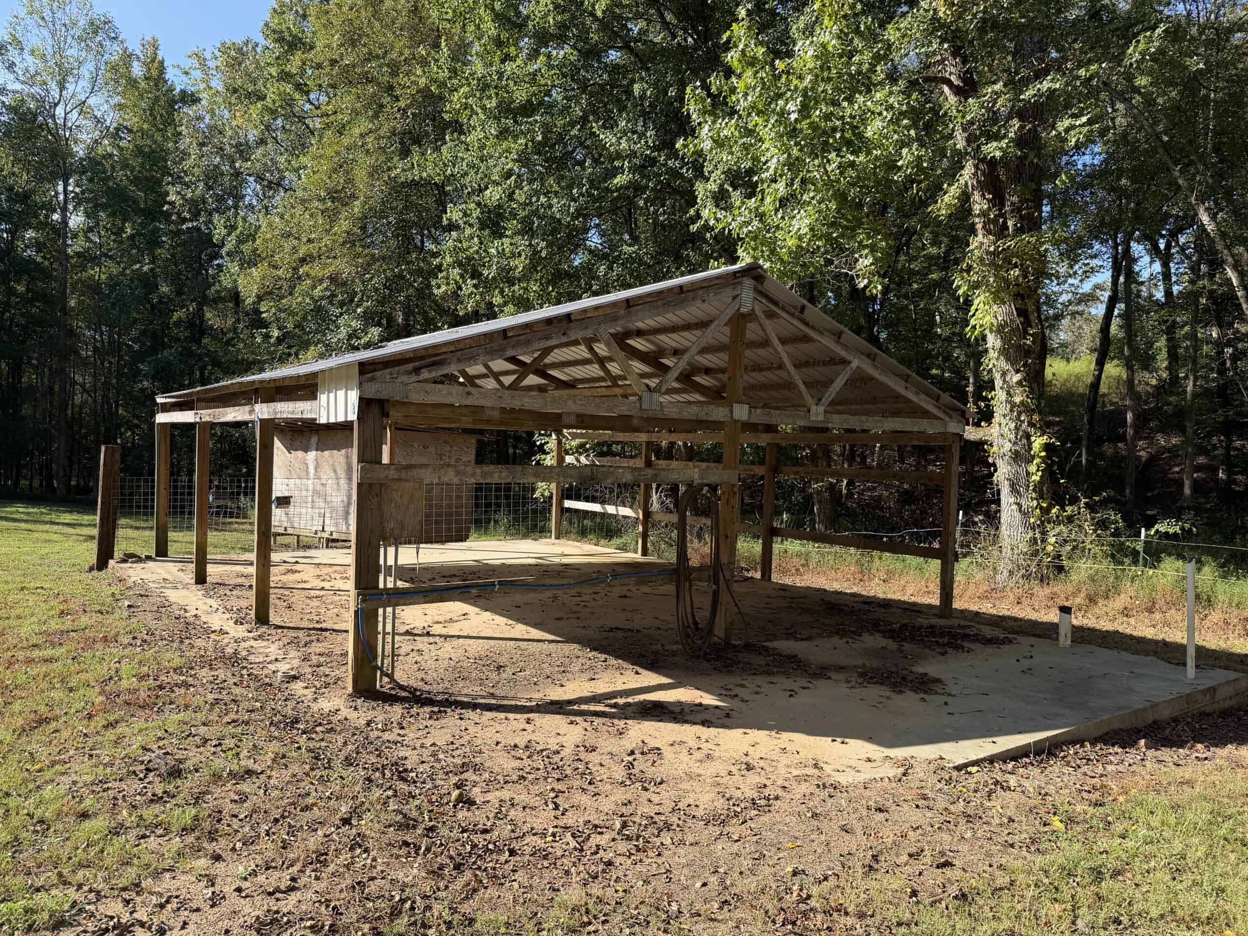 COUNTRY ESTATE FOR SALE IN TN, 61.5 AC, DEER & TURKEY HUNTING, CREEK, FIELDS, BARN