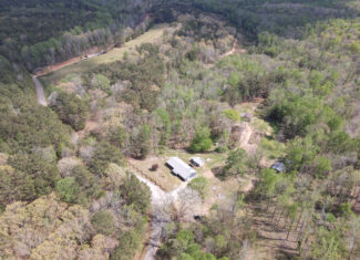COUNTRY ESTATE FOR SALE IN TN, 61.5 AC, DEER & TURKEY HUNTING, CREEK, FIELDS, BARN