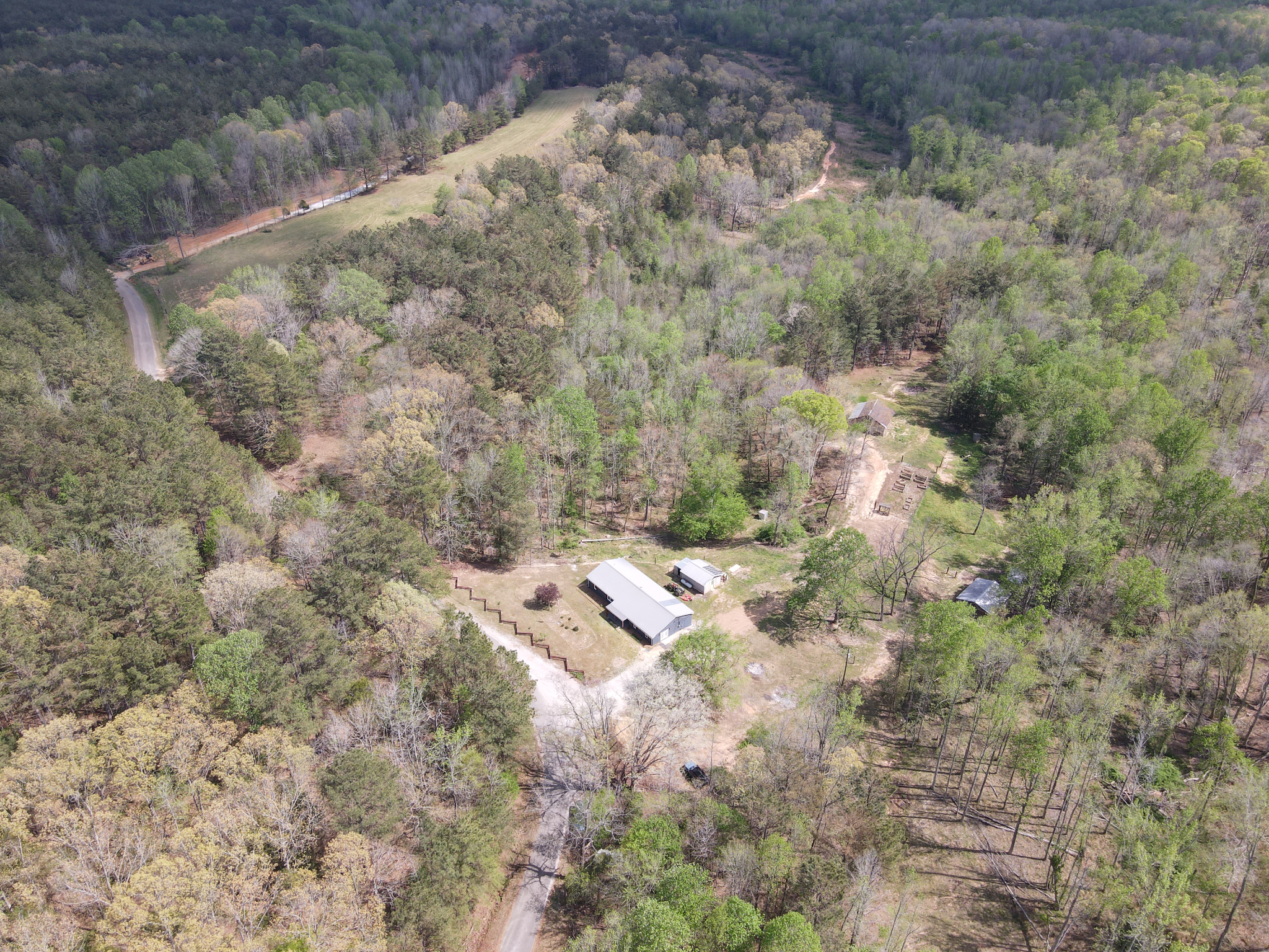 COUNTRY ESTATE FOR SALE IN TN, 61.5 AC, DEER & TURKEY HUNTING, CREEK, FIELDS, BARN