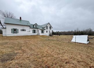3 Bedroom Farmhouse on 16.2 Acres – Kingman, Maine