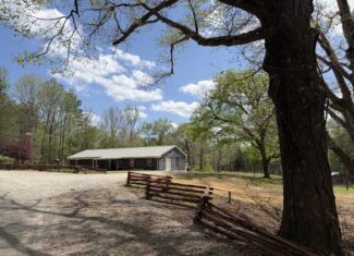 COUNTRY ESTATE FOR SALE IN TN, 61.5 AC, DEER & TURKEY HUNTING, CREEK, FIELDS, BARN