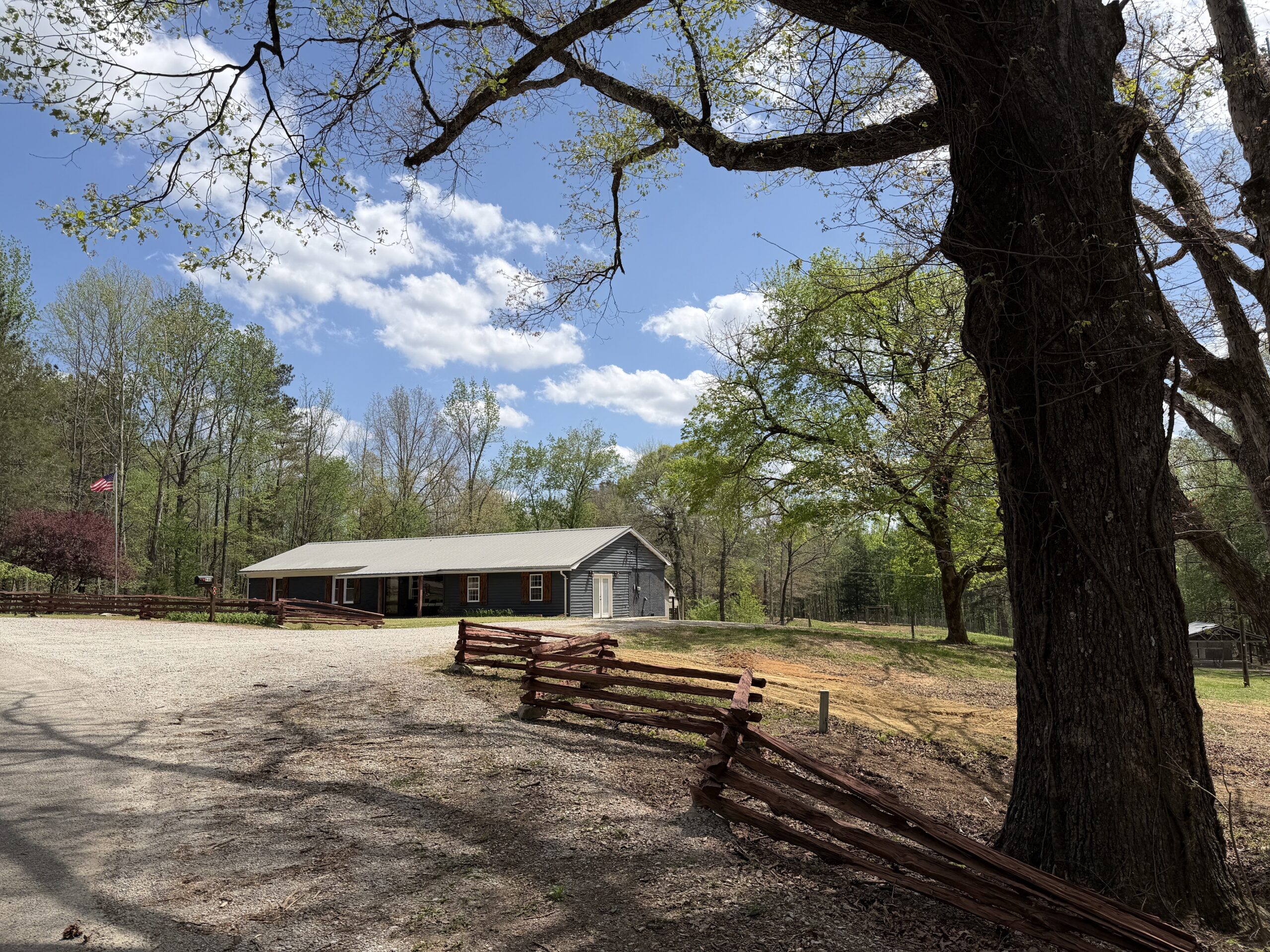 COUNTRY ESTATE FOR SALE IN TN, 61.5 AC, DEER & TURKEY HUNTING, CREEK, FIELDS, BARN