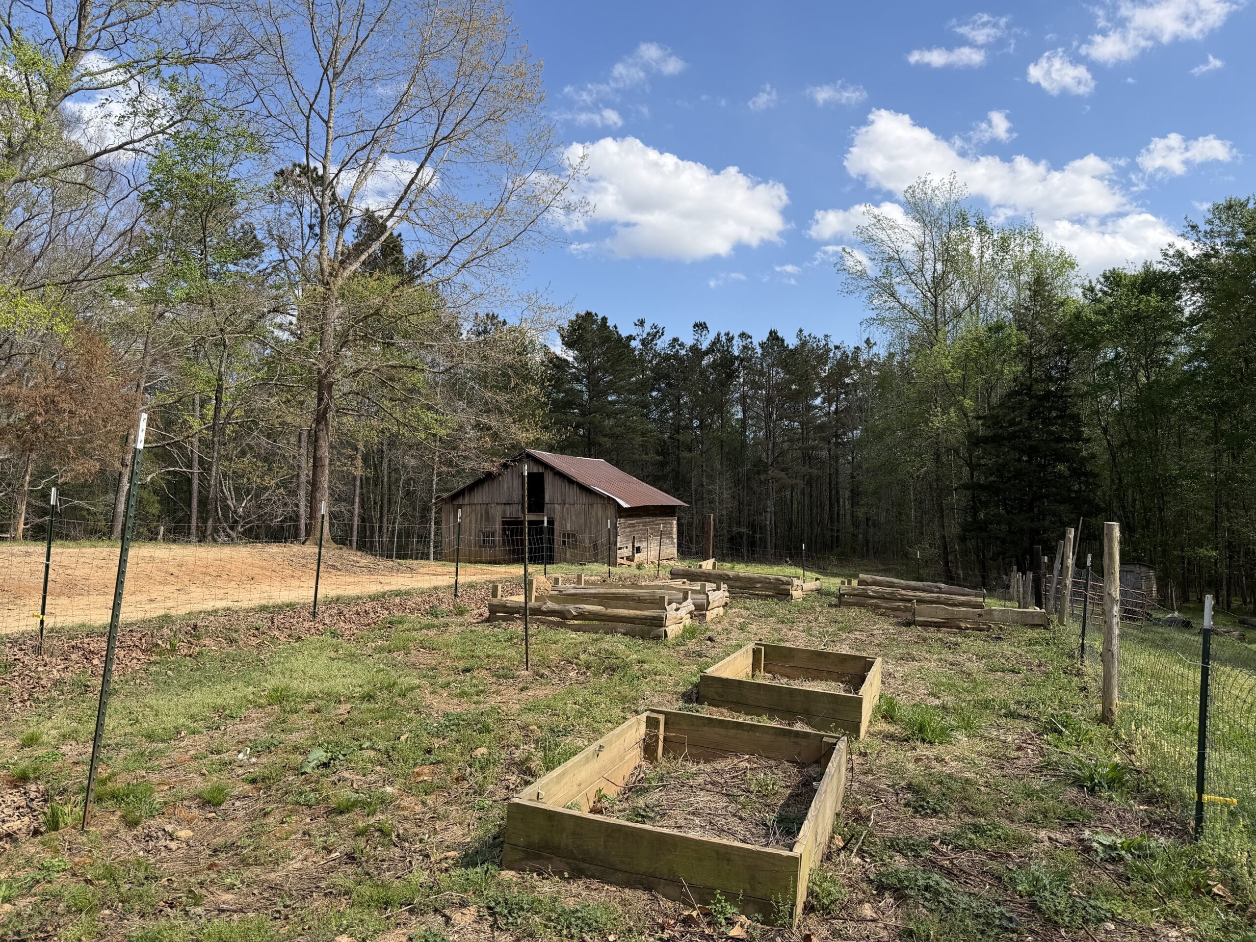 COUNTRY ESTATE FOR SALE IN TN, 61.5 AC, DEER & TURKEY HUNTING, CREEK, FIELDS, BARN