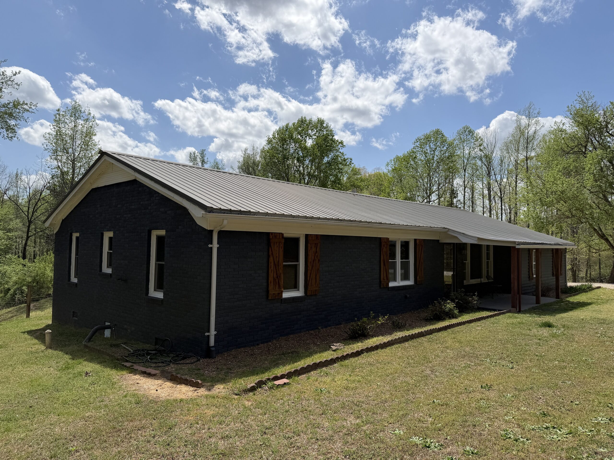 COUNTRY ESTATE FOR SALE IN TN, 61.5 AC, DEER & TURKEY HUNTING, CREEK, FIELDS, BARN