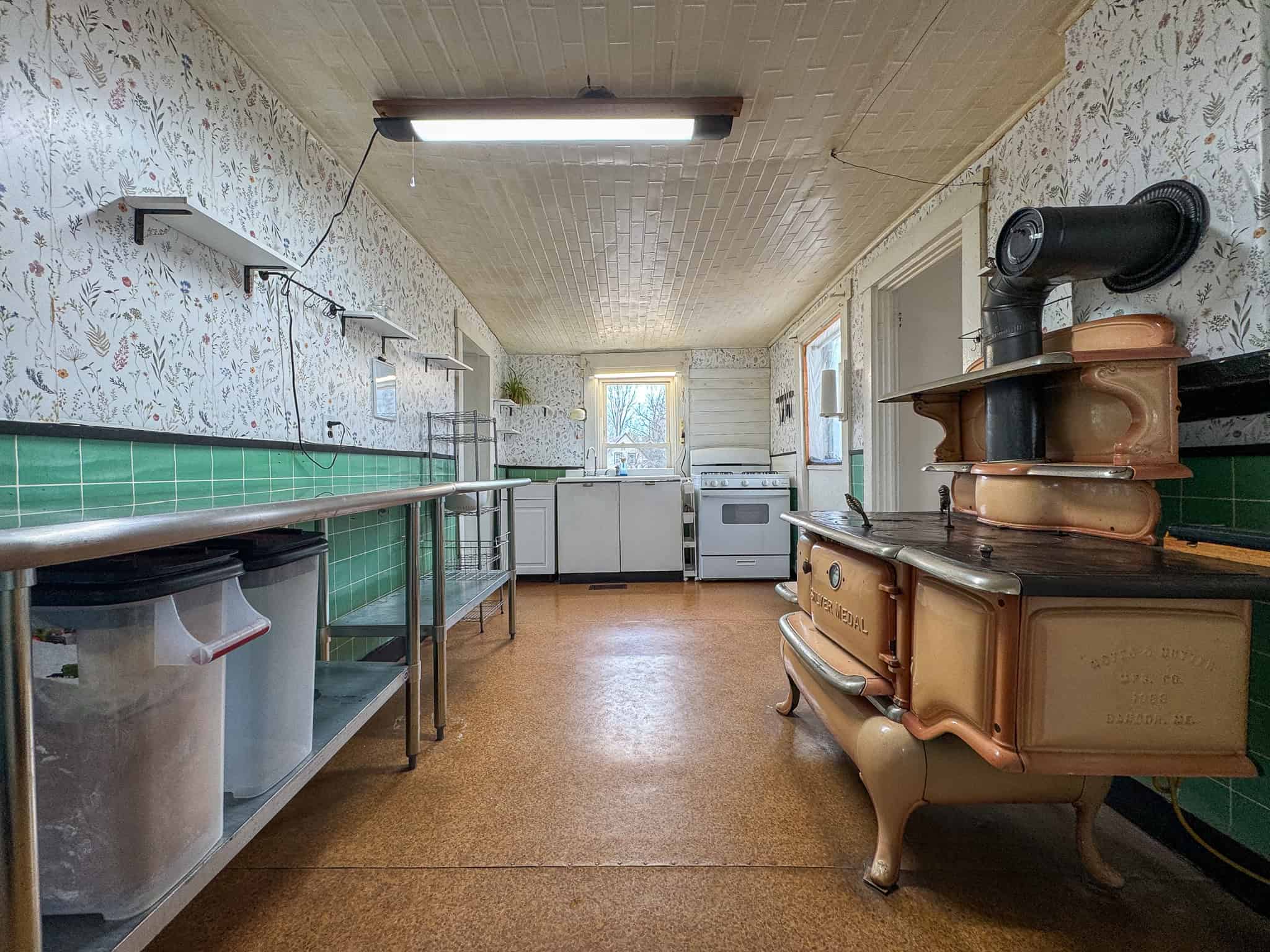 3 Bedroom Farmhouse on 16.2 Acres – Kingman, Maine
