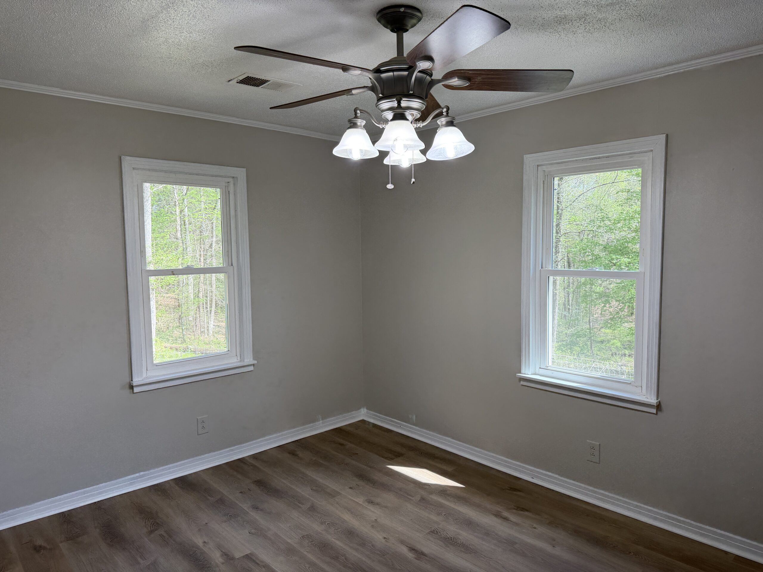 COUNTRY ESTATE FOR SALE IN TN, 61.5 AC, DEER & TURKEY HUNTING, CREEK, FIELDS, BARN