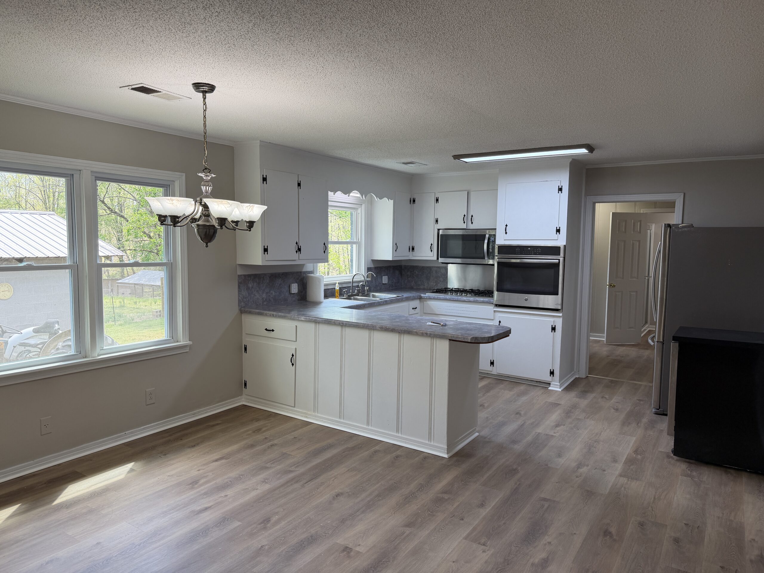 COUNTRY ESTATE FOR SALE IN TN, 61.5 AC, DEER & TURKEY HUNTING, CREEK, FIELDS, BARN