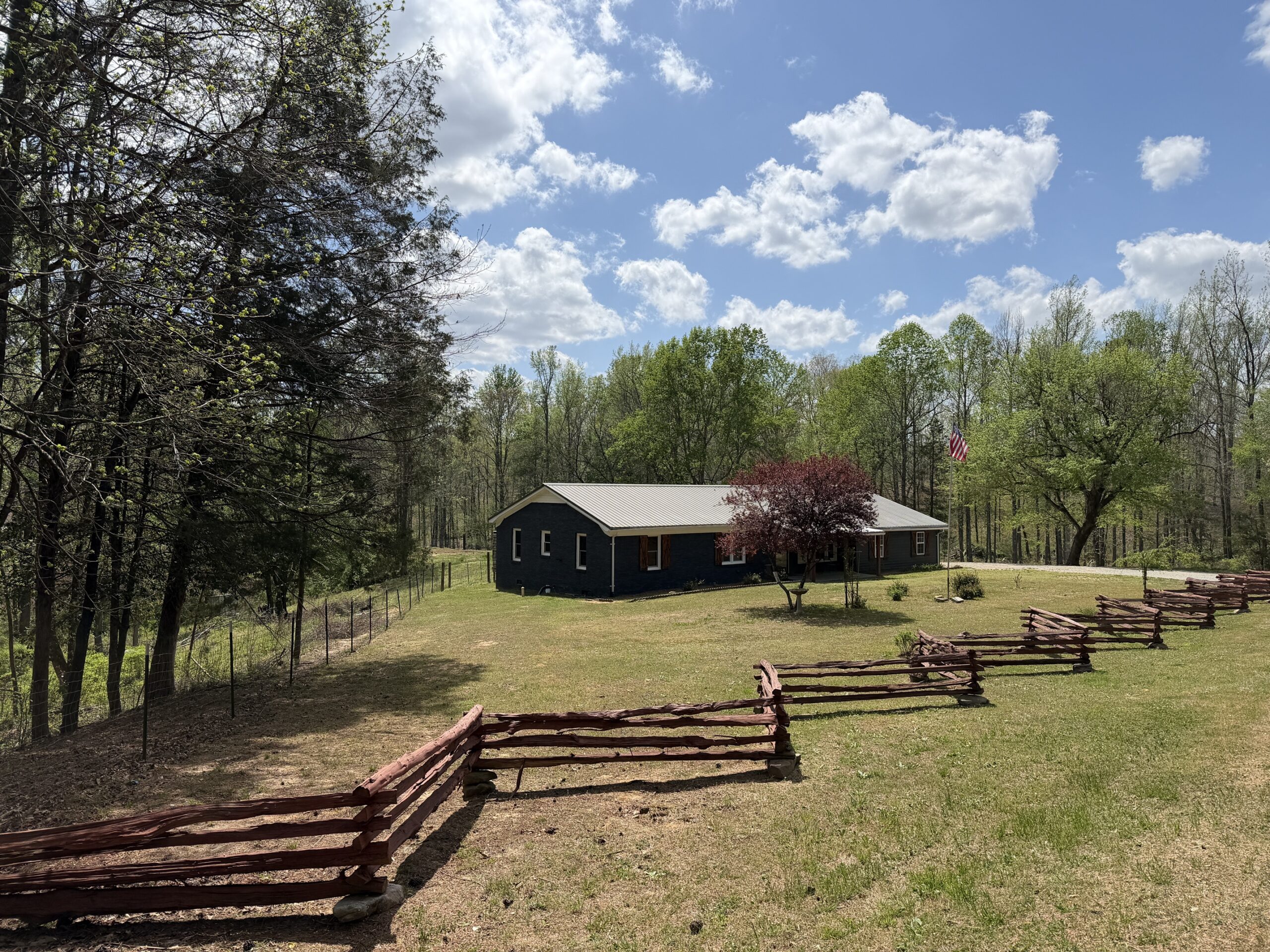 COUNTRY ESTATE FOR SALE IN TN, 61.5 AC, DEER & TURKEY HUNTING, CREEK, FIELDS, BARN