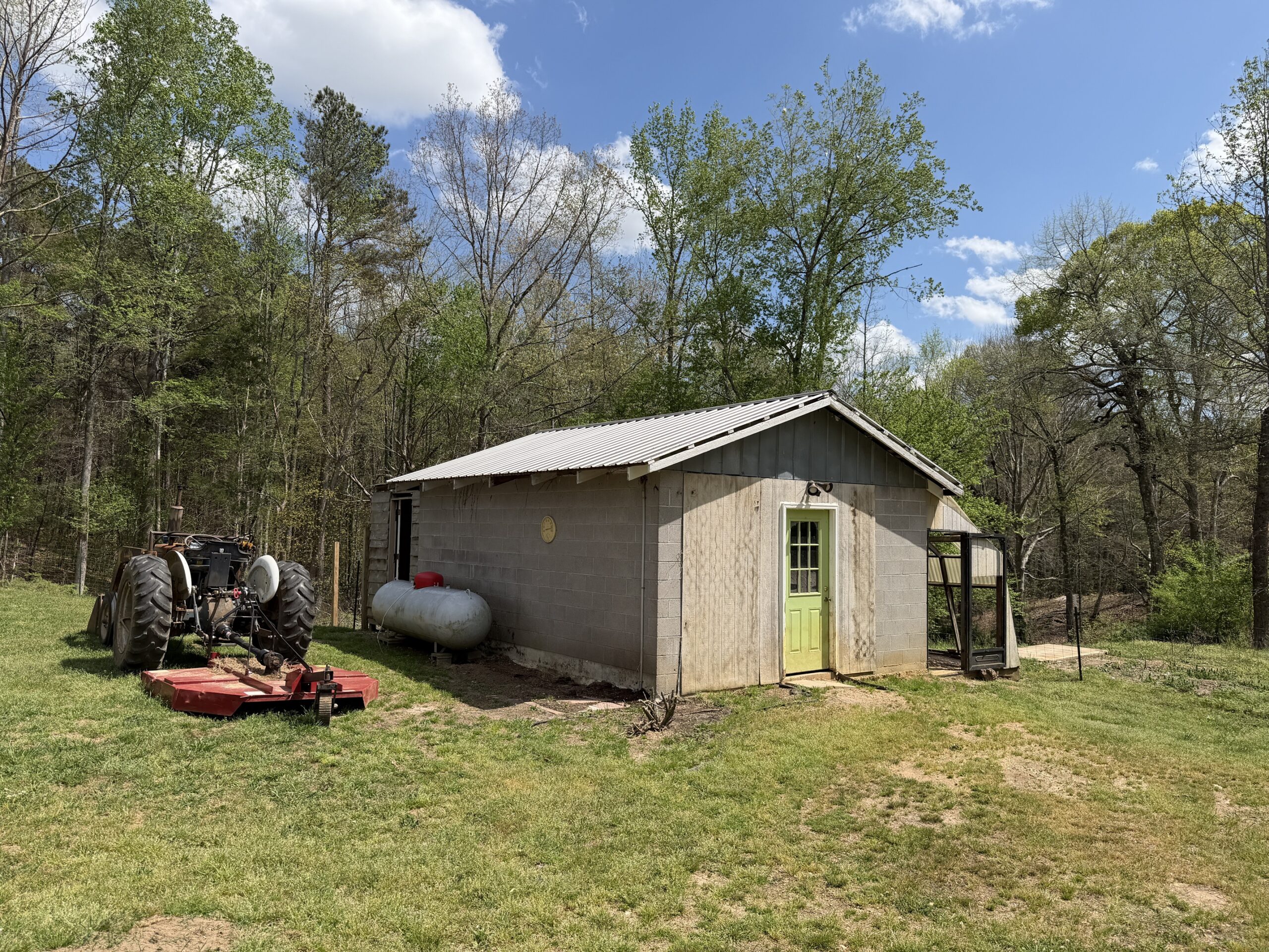 COUNTRY ESTATE FOR SALE IN TN, 61.5 AC, DEER & TURKEY HUNTING, CREEK, FIELDS, BARN