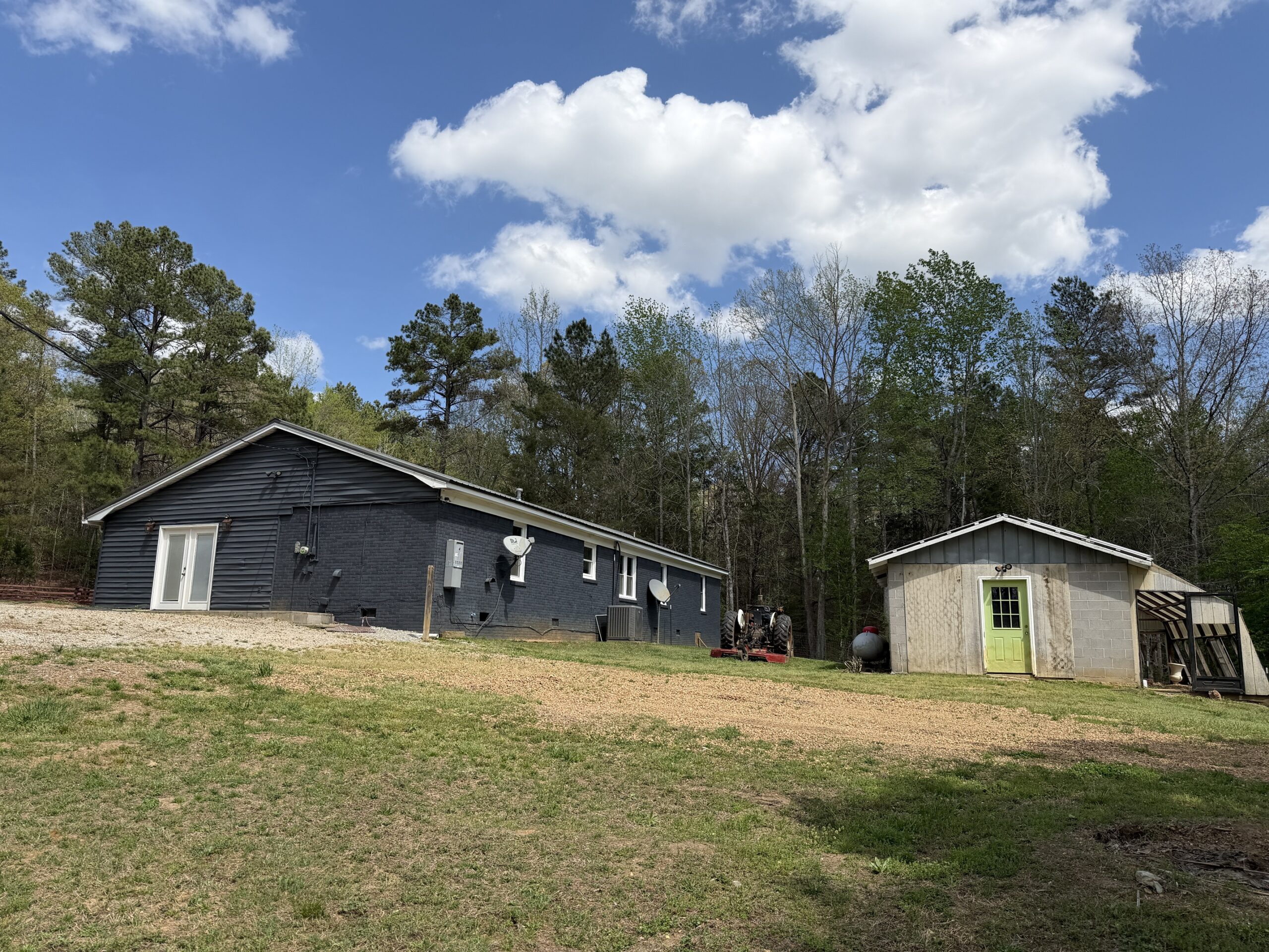 COUNTRY ESTATE FOR SALE IN TN, 61.5 AC, DEER & TURKEY HUNTING, CREEK, FIELDS, BARN