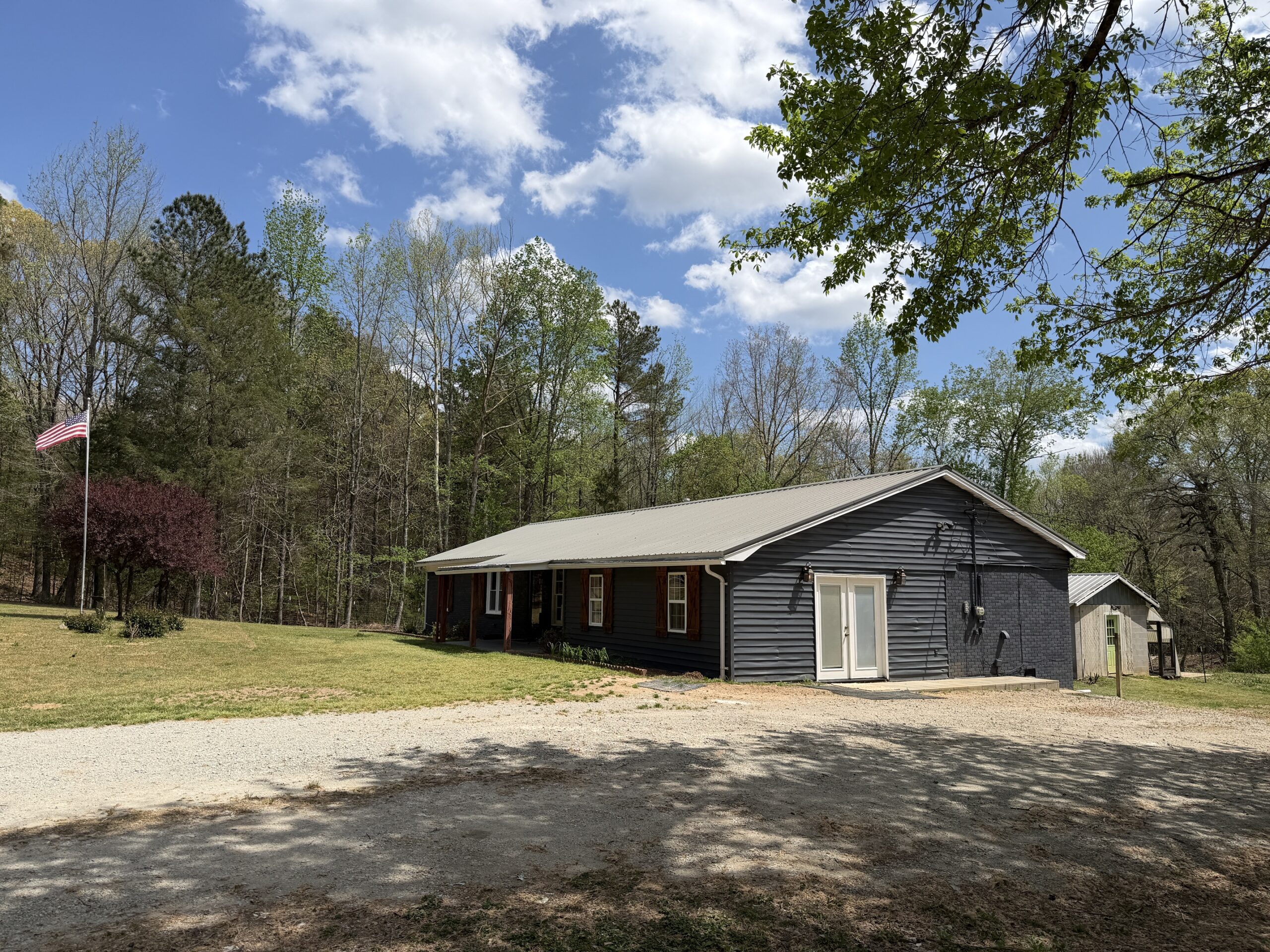 COUNTRY ESTATE FOR SALE IN TN, 61.5 AC, DEER & TURKEY HUNTING, CREEK, FIELDS, BARN