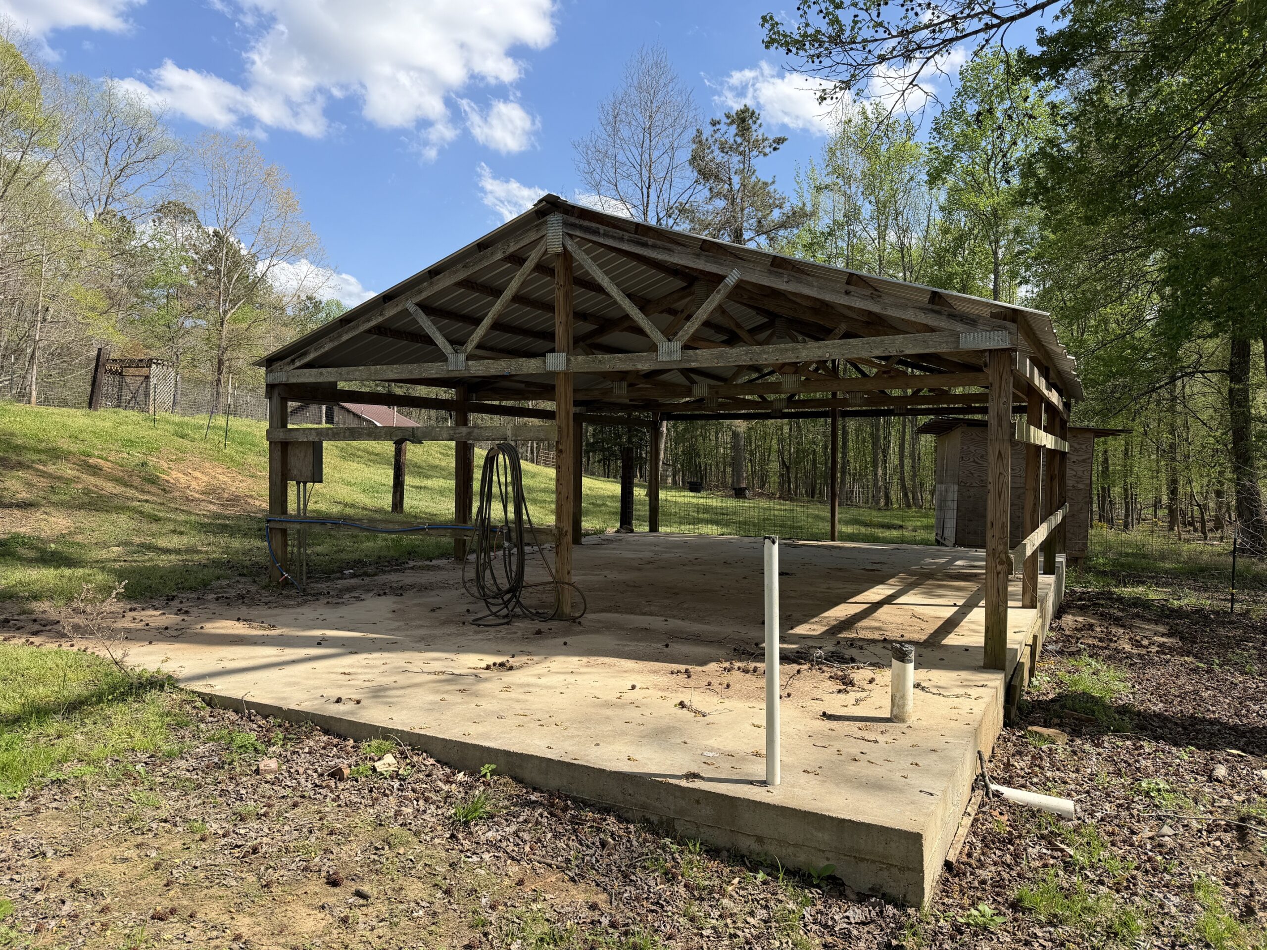 COUNTRY ESTATE FOR SALE IN TN, 61.5 AC, DEER & TURKEY HUNTING, CREEK, FIELDS, BARN