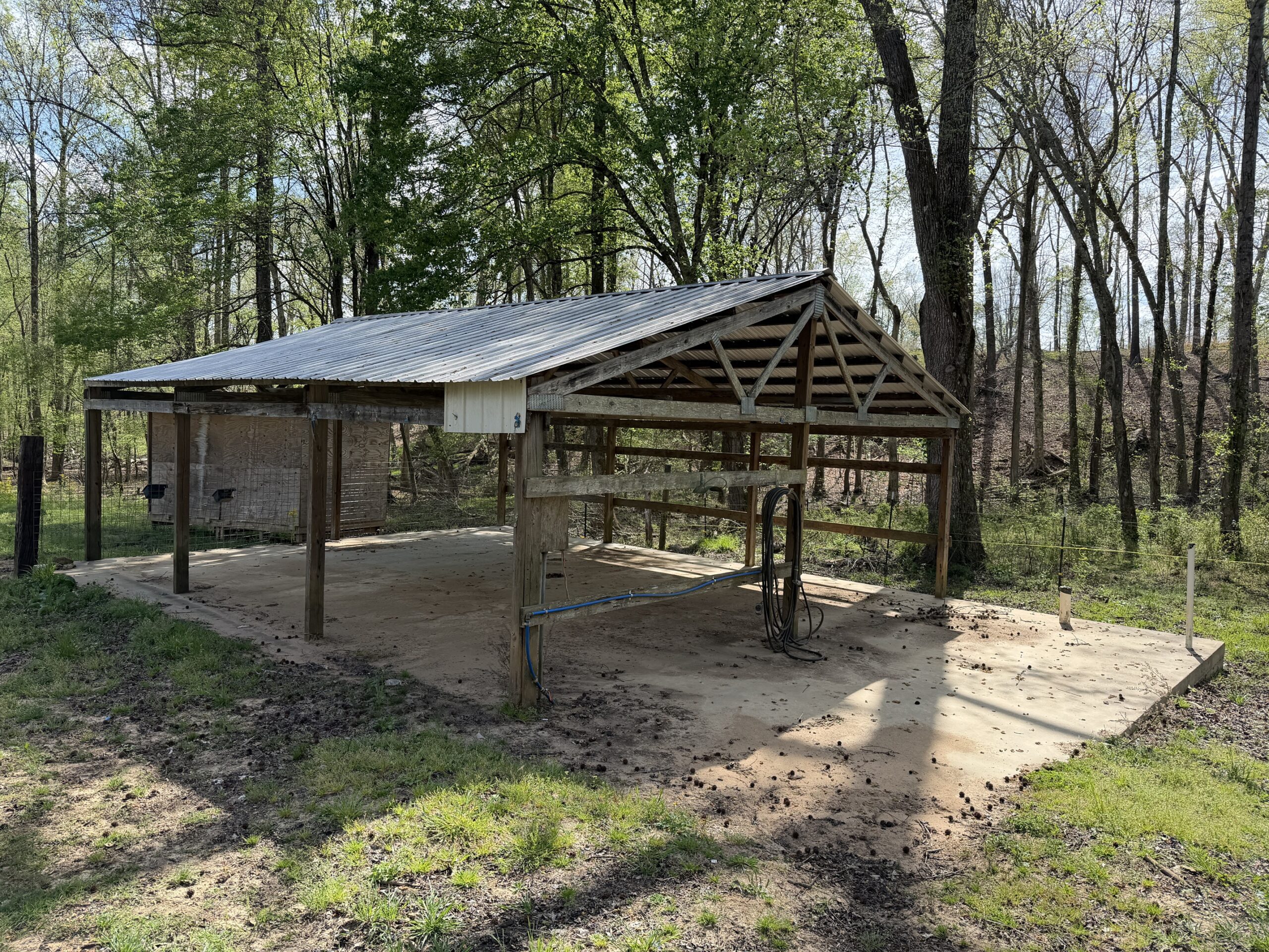 COUNTRY ESTATE FOR SALE IN TN, 61.5 AC, DEER & TURKEY HUNTING, CREEK, FIELDS, BARN