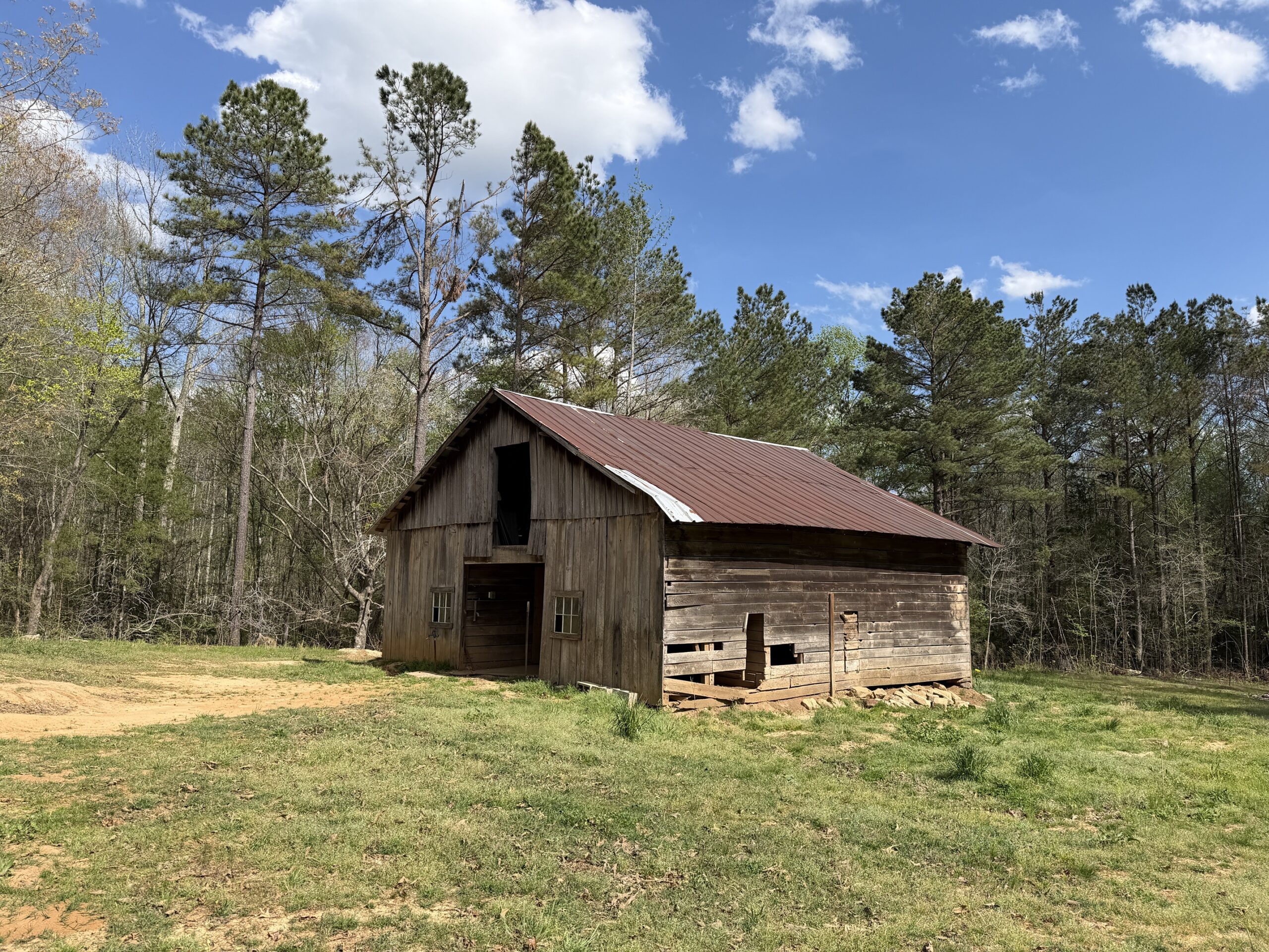 COUNTRY ESTATE FOR SALE IN TN, 61.5 AC, DEER & TURKEY HUNTING, CREEK, FIELDS, BARN