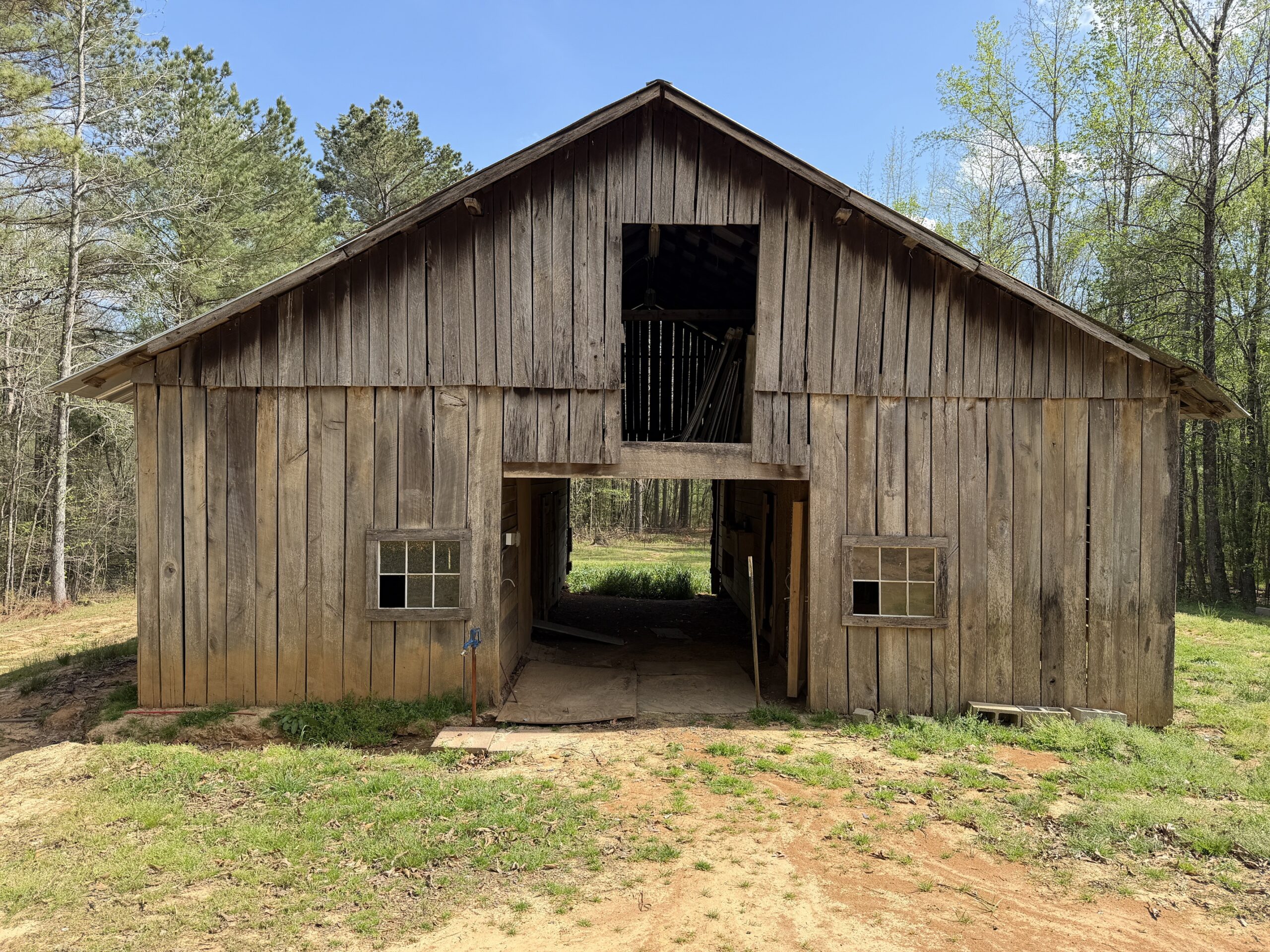 COUNTRY ESTATE FOR SALE IN TN, 61.5 AC, DEER & TURKEY HUNTING, CREEK, FIELDS, BARN