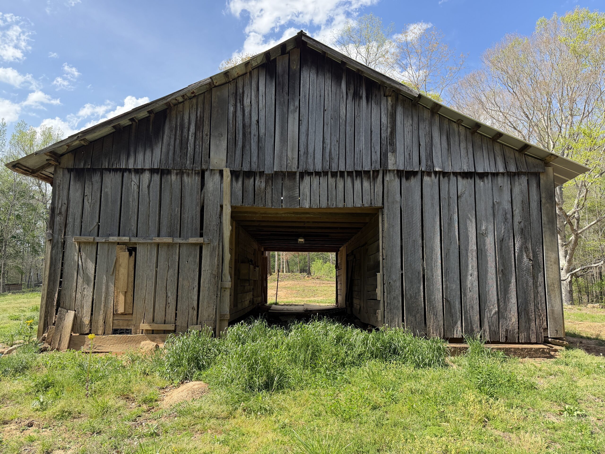 COUNTRY ESTATE FOR SALE IN TN, 61.5 AC, DEER & TURKEY HUNTING, CREEK, FIELDS, BARN