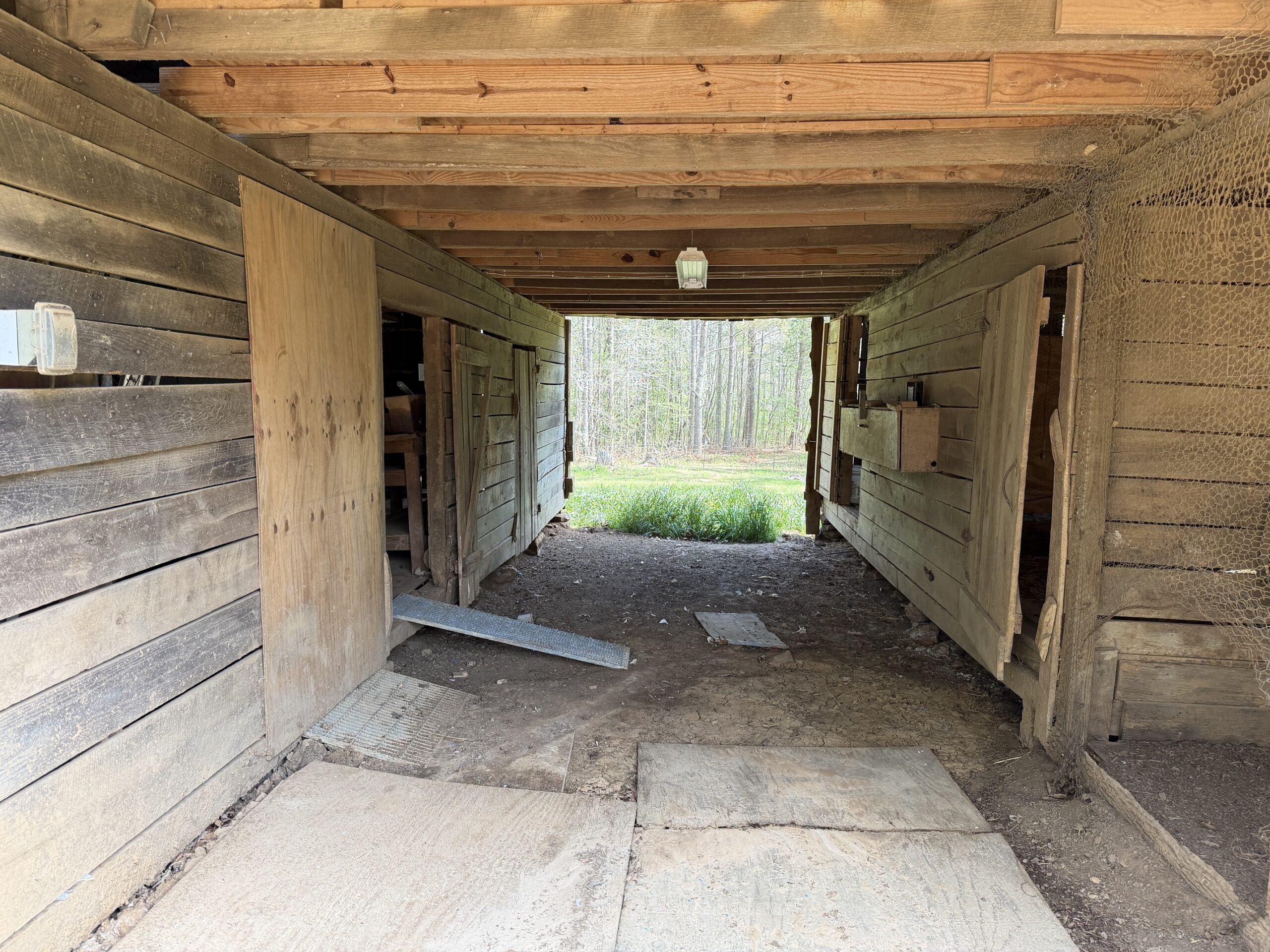 COUNTRY ESTATE FOR SALE IN TN, 61.5 AC, DEER & TURKEY HUNTING, CREEK, FIELDS, BARN