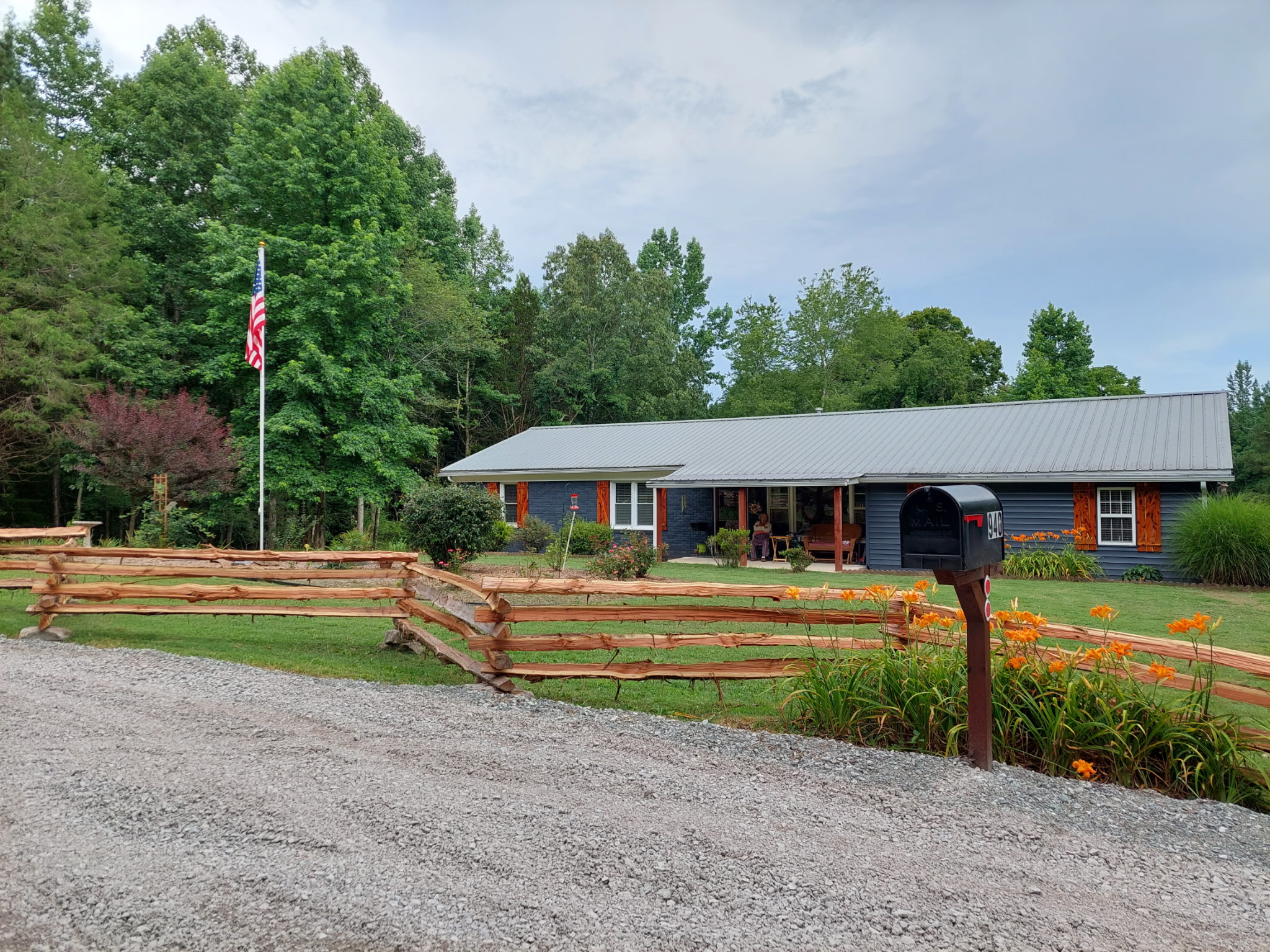 COUNTRY ESTATE FOR SALE IN TN, 61.5 AC, DEER & TURKEY HUNTING, CREEK, FIELDS, BARN