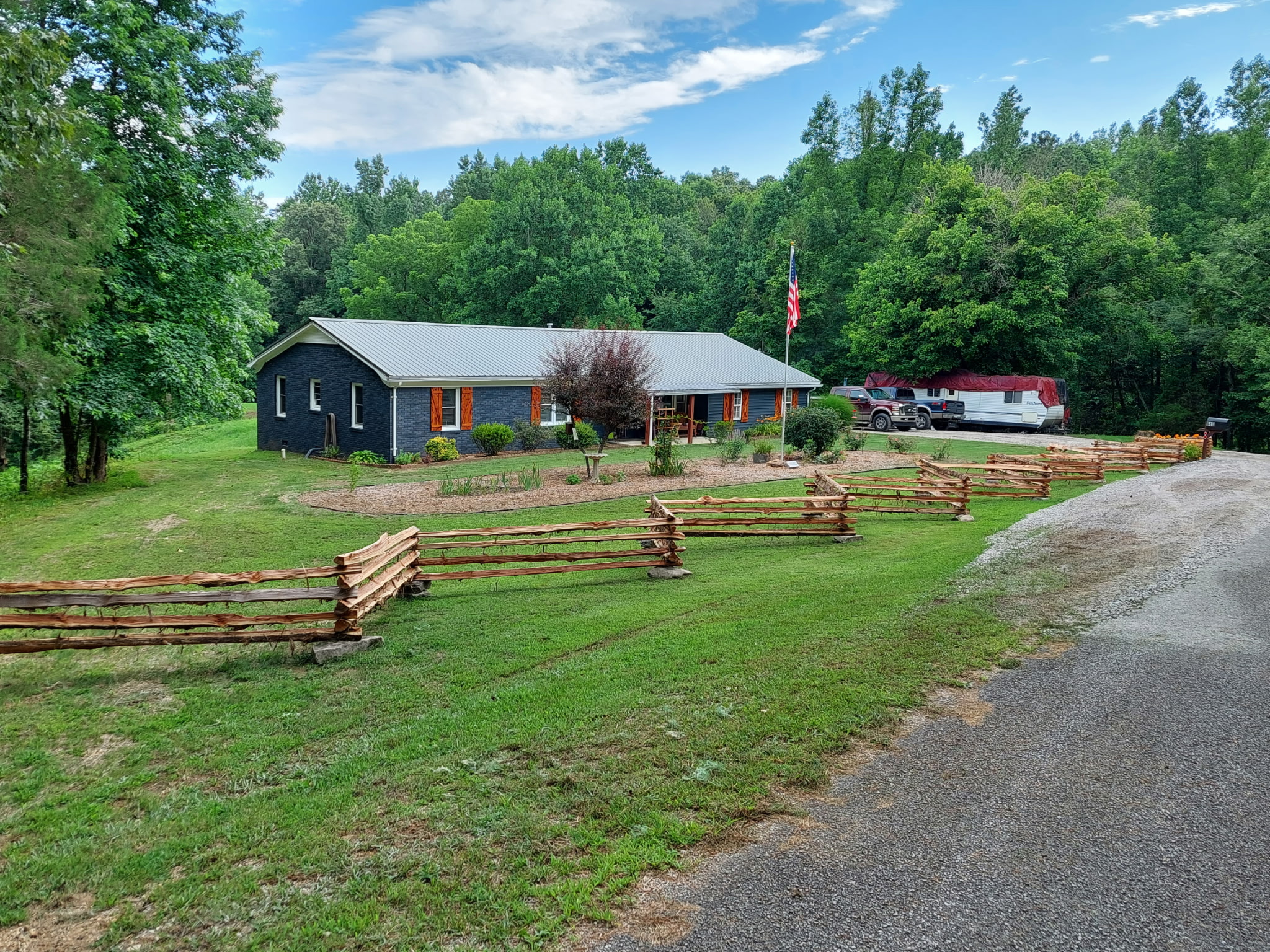 COUNTRY ESTATE FOR SALE IN TN, 61.5 AC, DEER & TURKEY HUNTING, CREEK, FIELDS, BARN