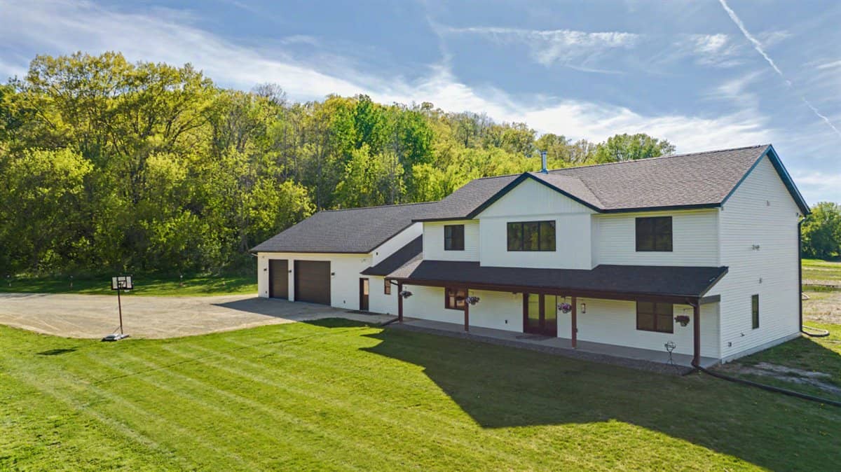 Luxury rural living in the heart of Wisconsin’s scenic Coulee Region