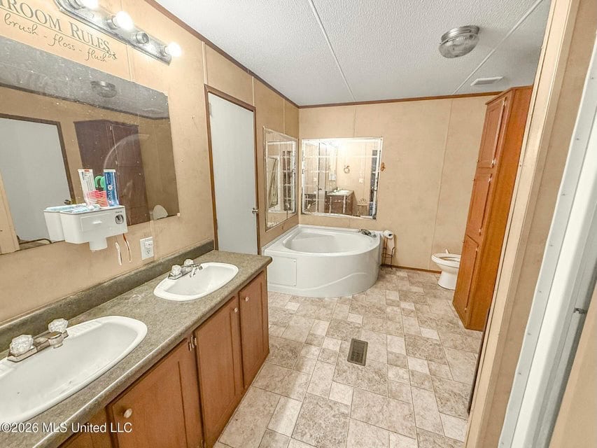 Home and Mobile Home for Sale on 25 Acres in Hinds County