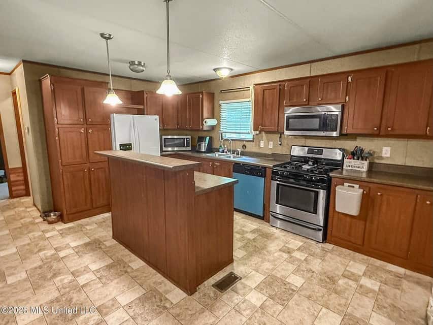 Home and Mobile Home for Sale on 25 Acres in Hinds County