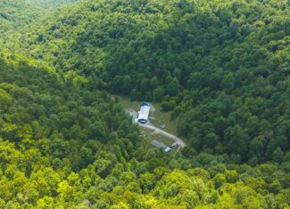 Three Bedrooms? Try Seven Rooms of Unlimited Potential. East TN-Claiborne County Hunting Lodge