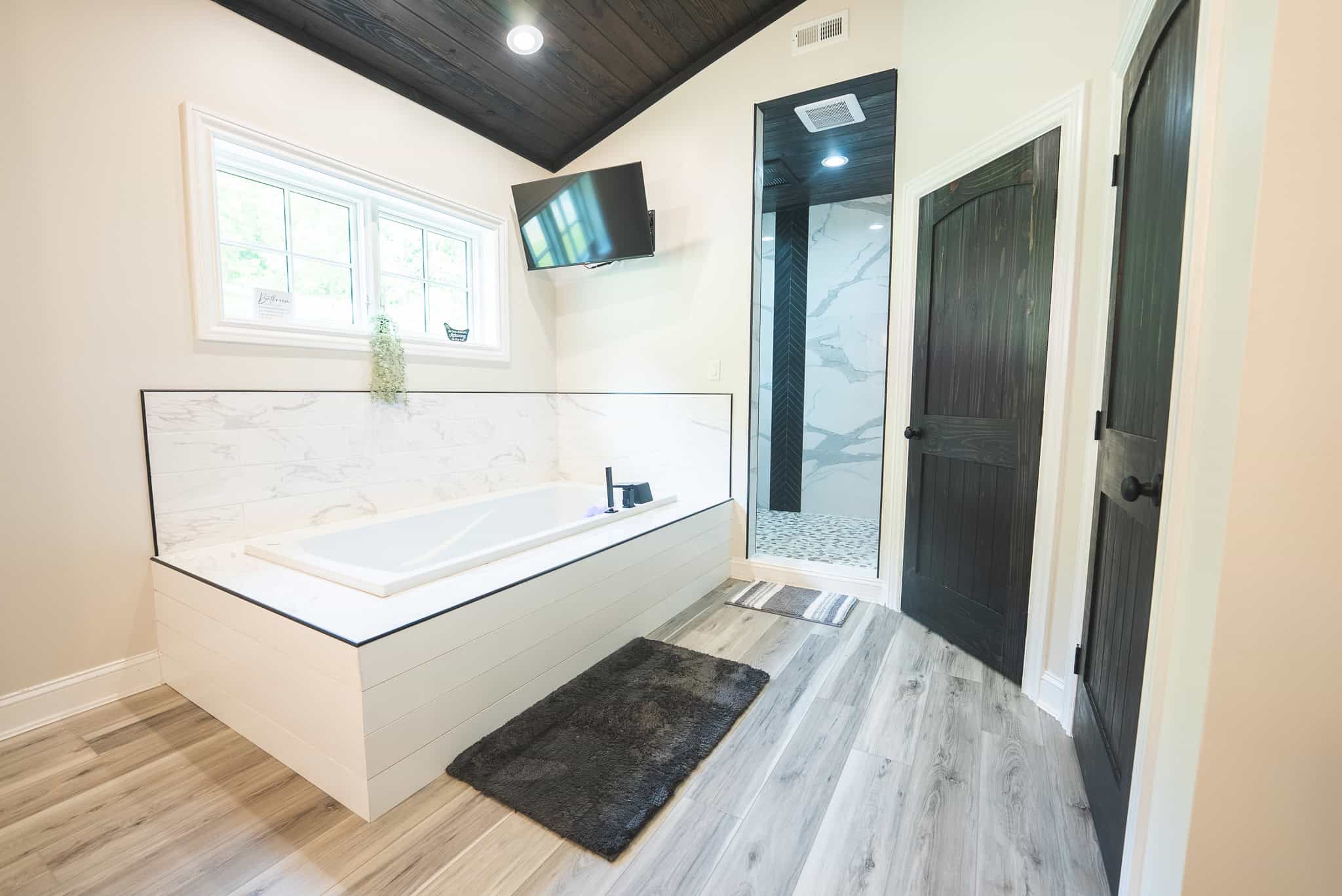 Three Bedrooms? Try Seven Rooms of Unlimited Potential. East TN-Claiborne County Hunting Lodge