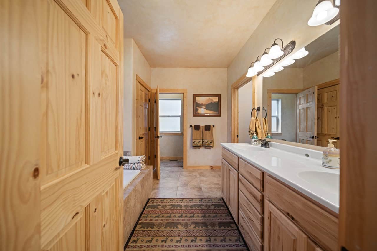Cabin retreat in Mountains with Hiking, Hunting, and Fishing