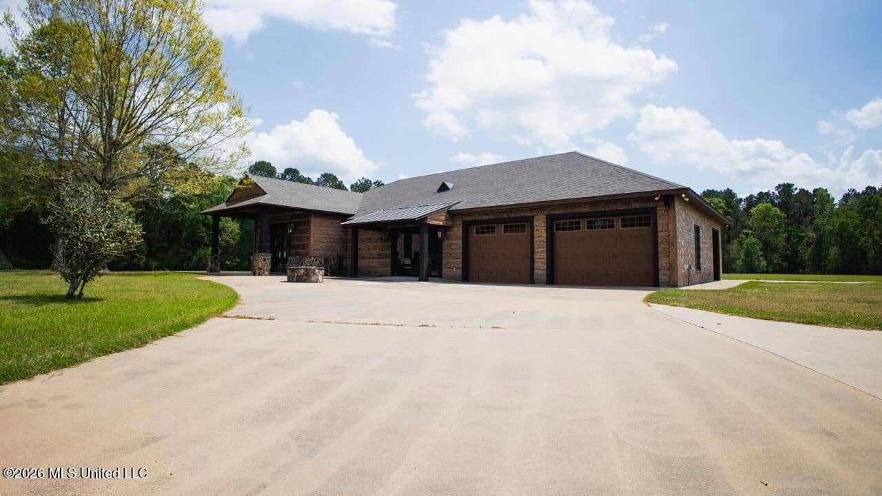 158± Acres with Custom Homes in Oakdale, Louisiana
